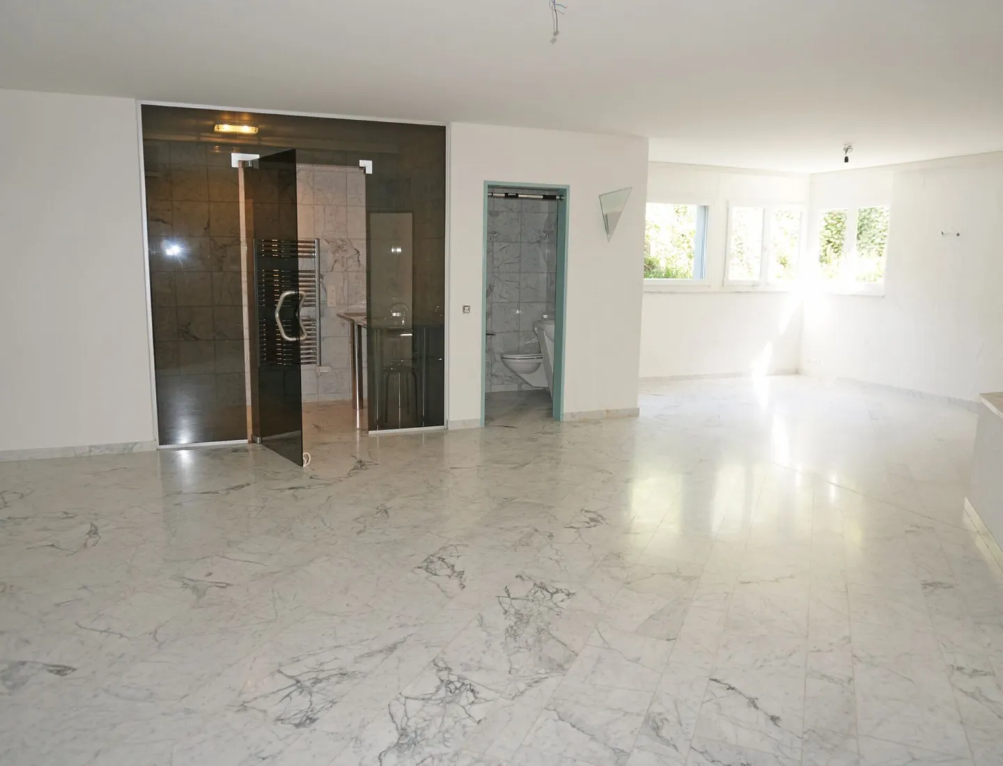 aussergewöhnliche Villa mit 5 Garagen & Pool - Foto 10 von 14