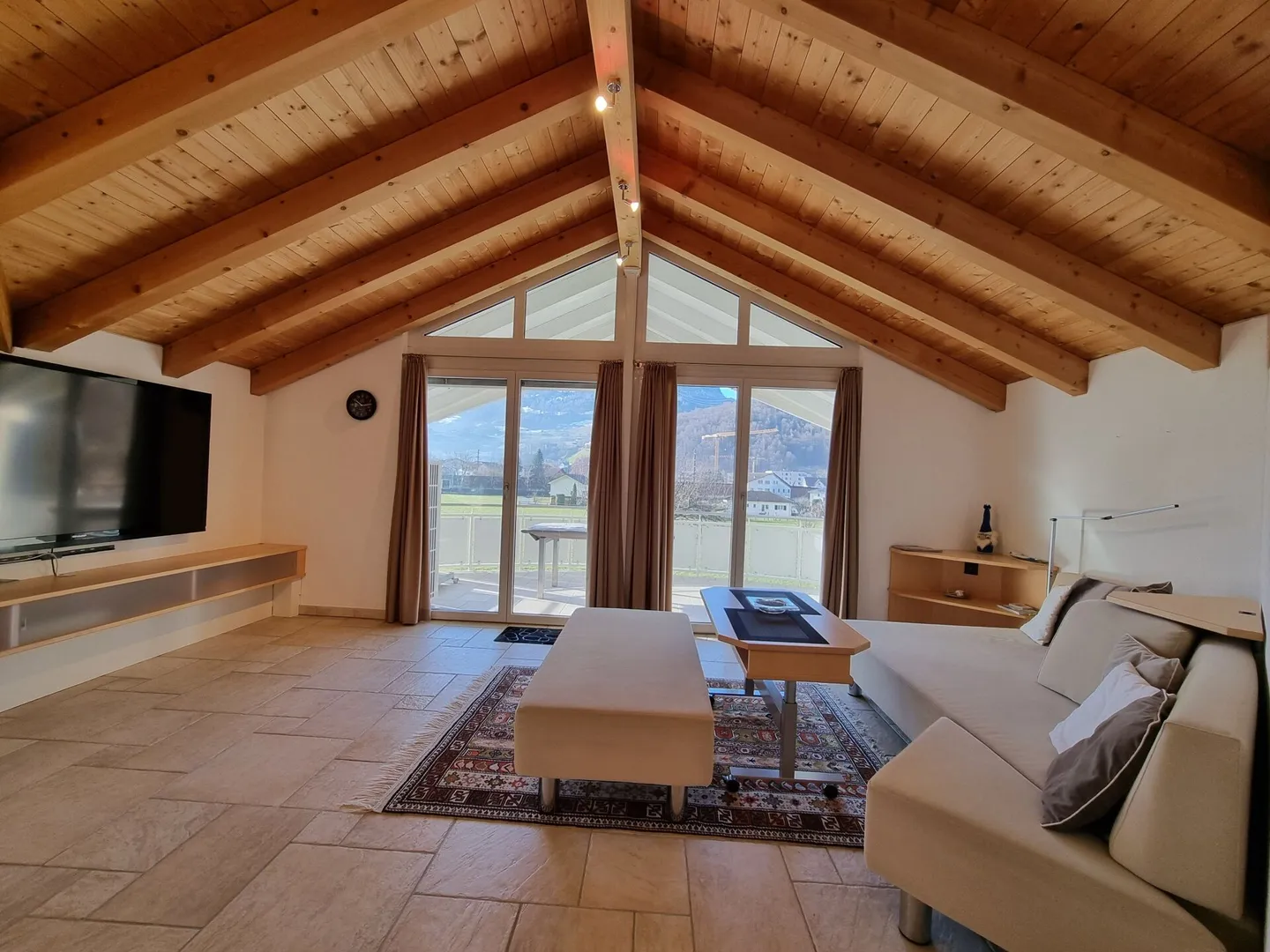 Exclusive 4.5-room penthouse with far-reaching views and plenty of sunshine - Photo 1 of 12