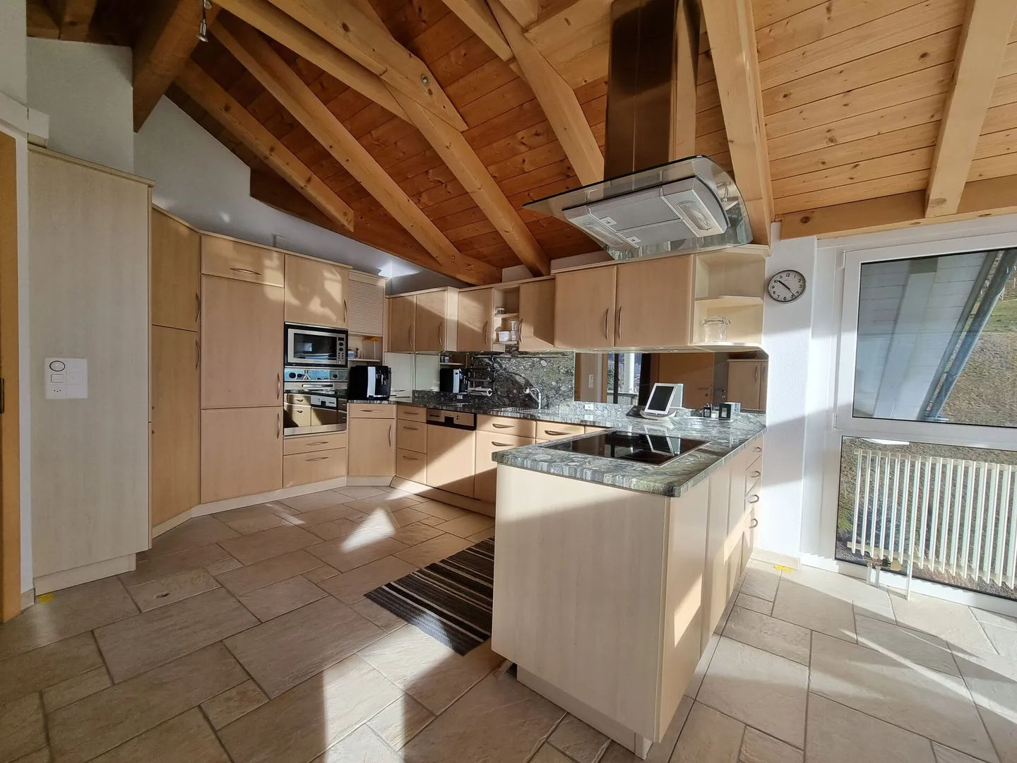 Exclusive 4.5-room penthouse with far-reaching views and plenty of sunshine - Photo 2 of 12