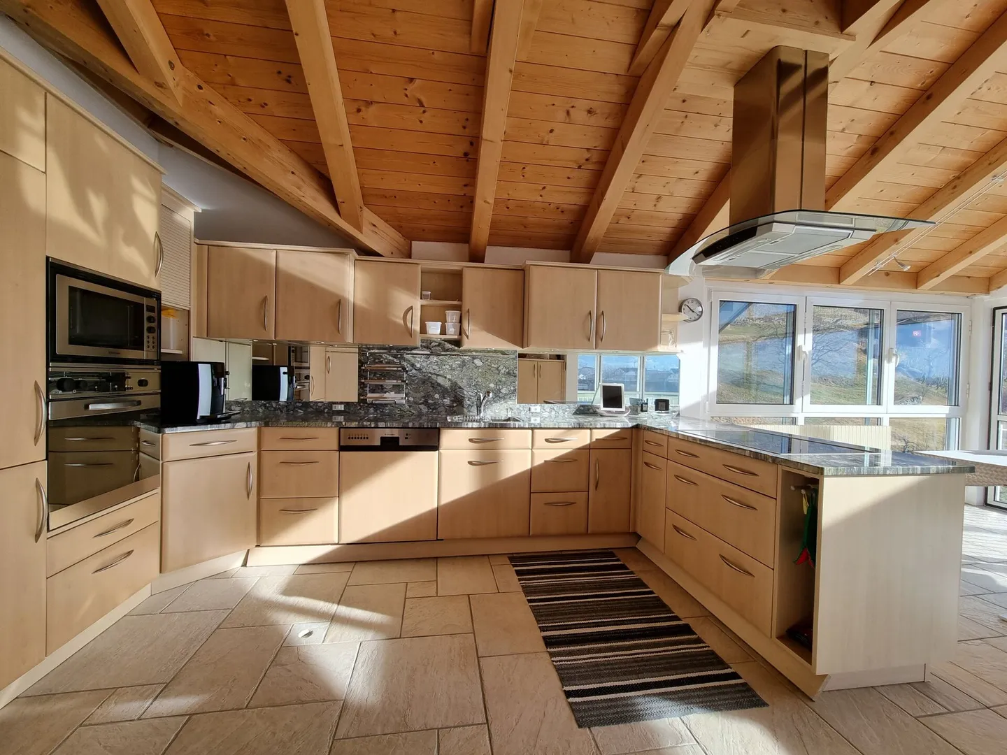 Exclusive 4.5-room penthouse with far-reaching views and plenty of sunshine - Photo 3 of 12