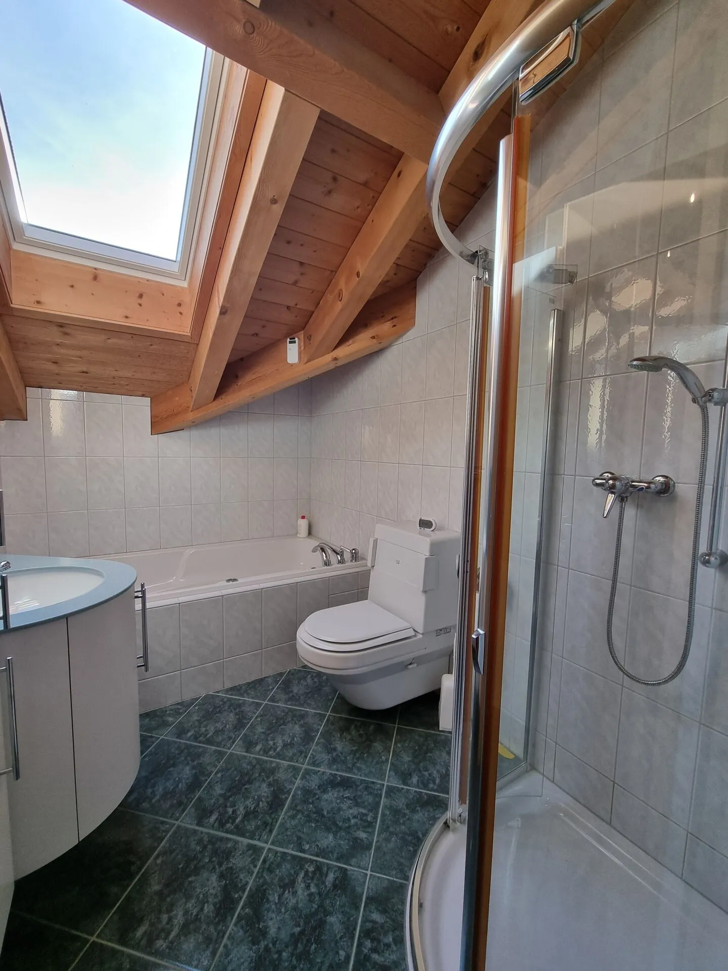 Exclusive 4.5-room penthouse with far-reaching views and plenty of sunshine - Photo 7 of 12