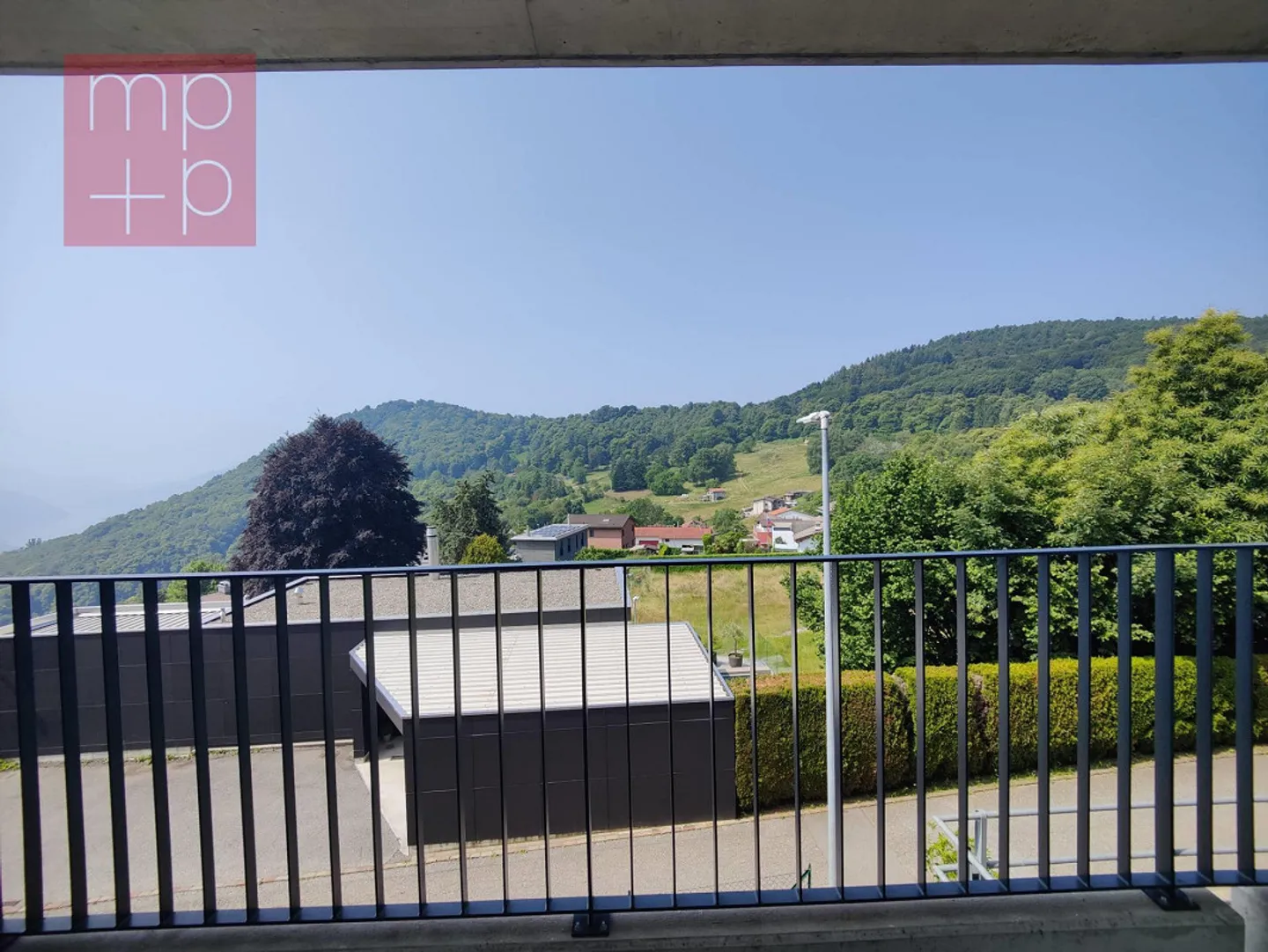 Appartamento moderno con vista lago - Foto 1 di 8