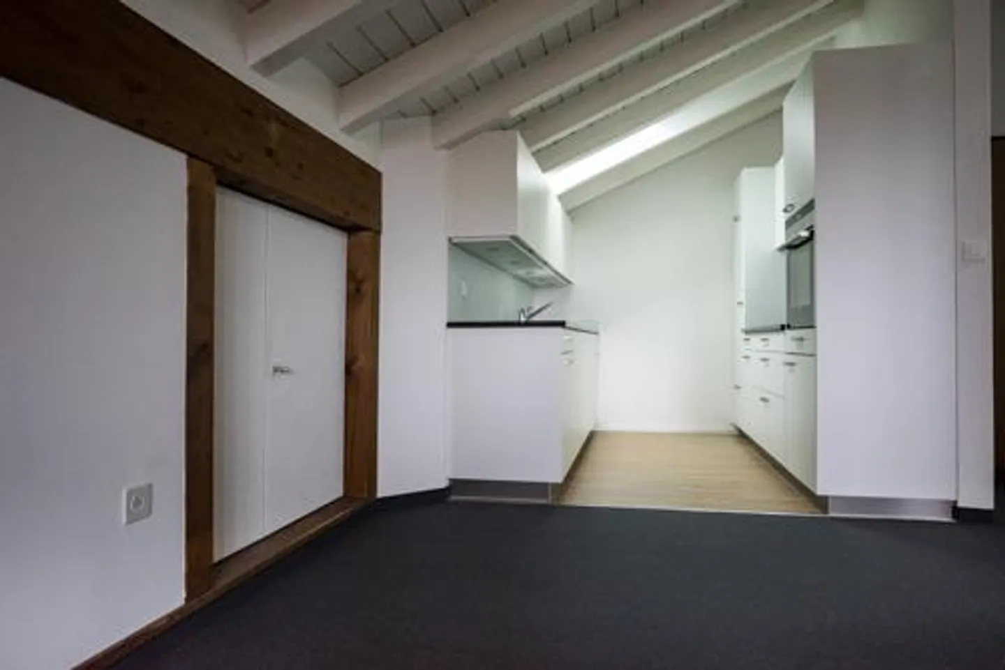 Appartamento mansardato spazioso di 2,5 stanze in centro con grande balcone esposto a sud - Foto 6 di 17