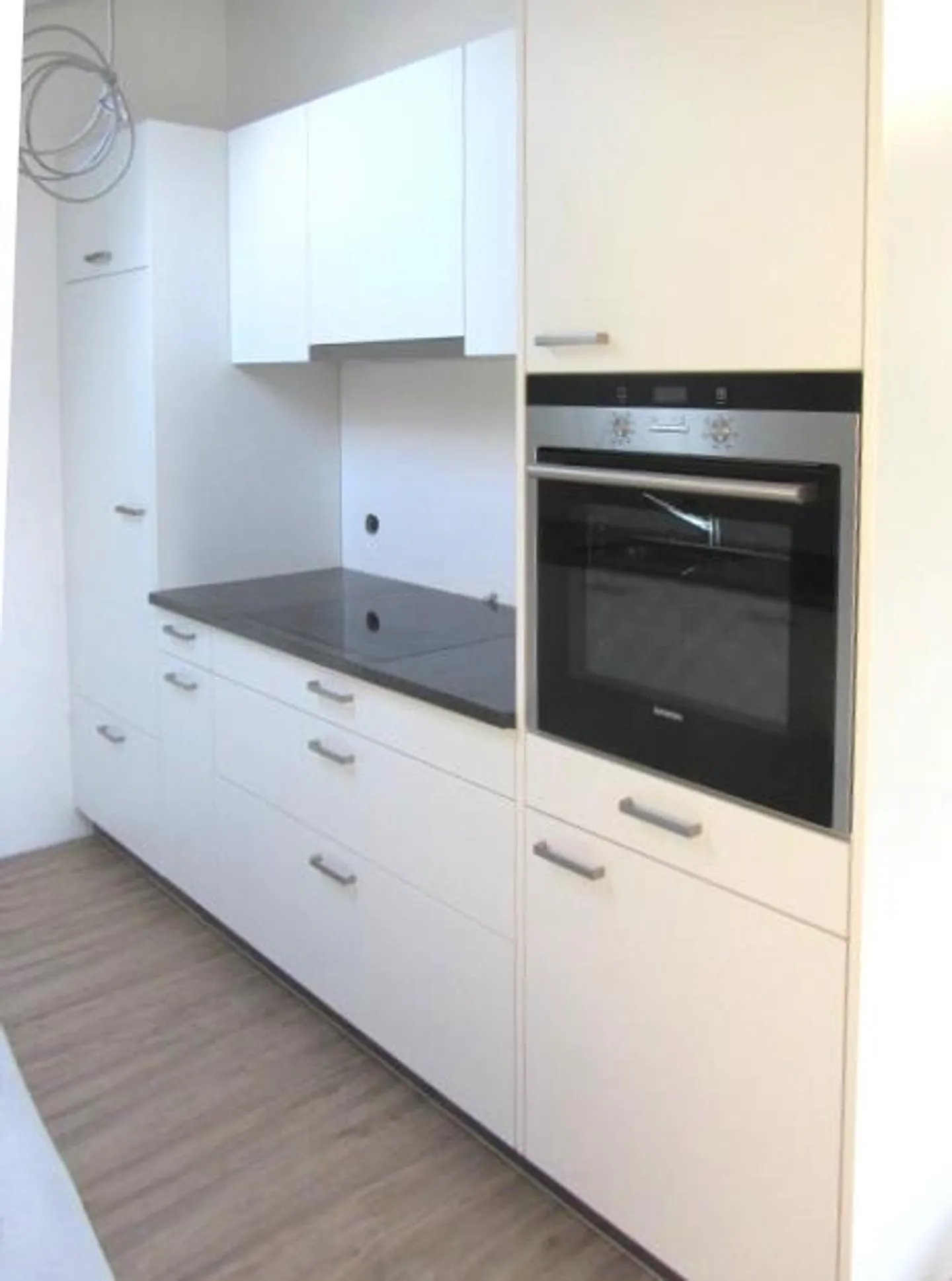 Appartamento mansardato spazioso di 2,5 stanze in centro con grande balcone esposto a sud - Foto 7 di 17