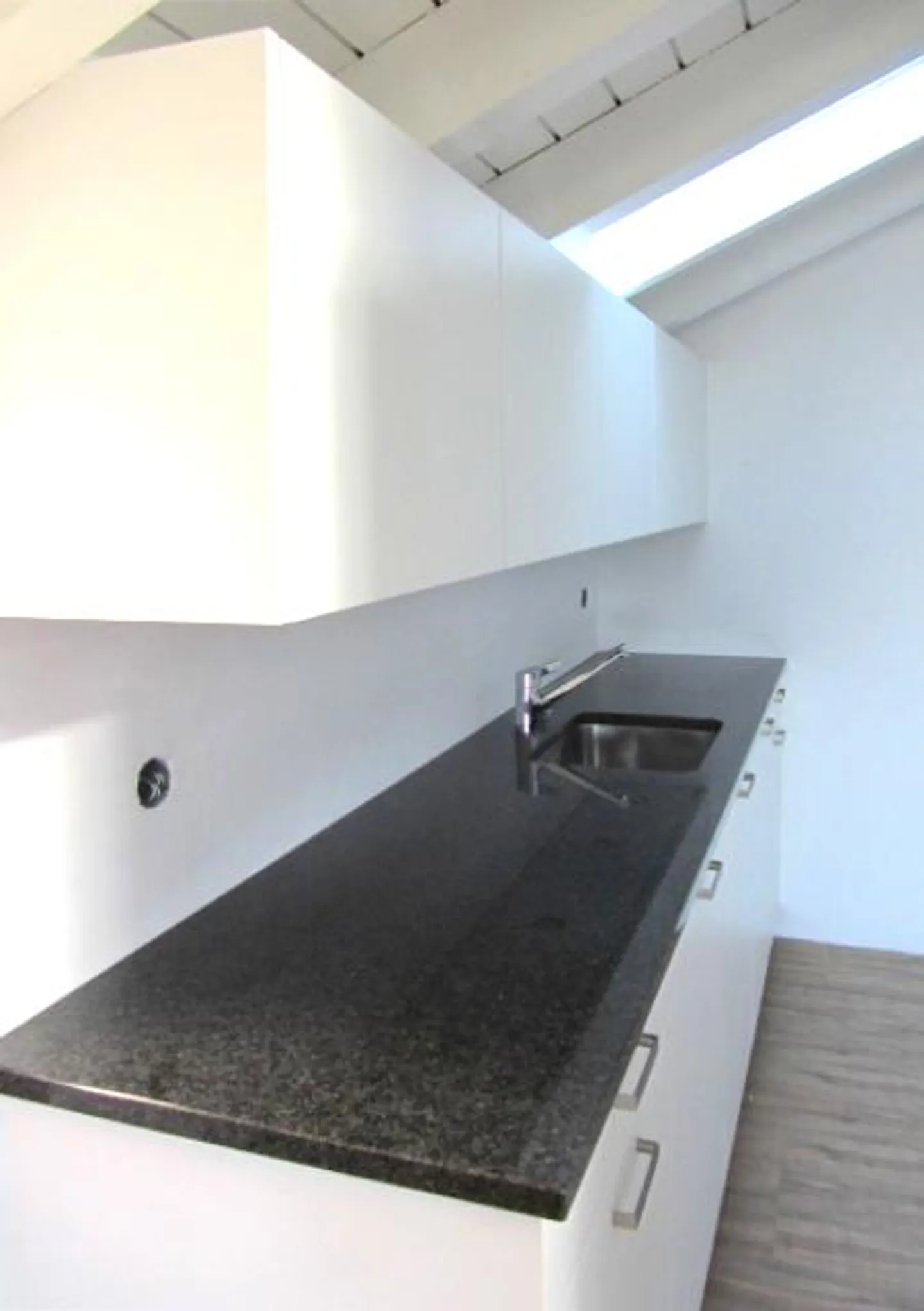 Appartamento mansardato spazioso di 2,5 stanze in centro con grande balcone esposto a sud - Foto 8 di 17