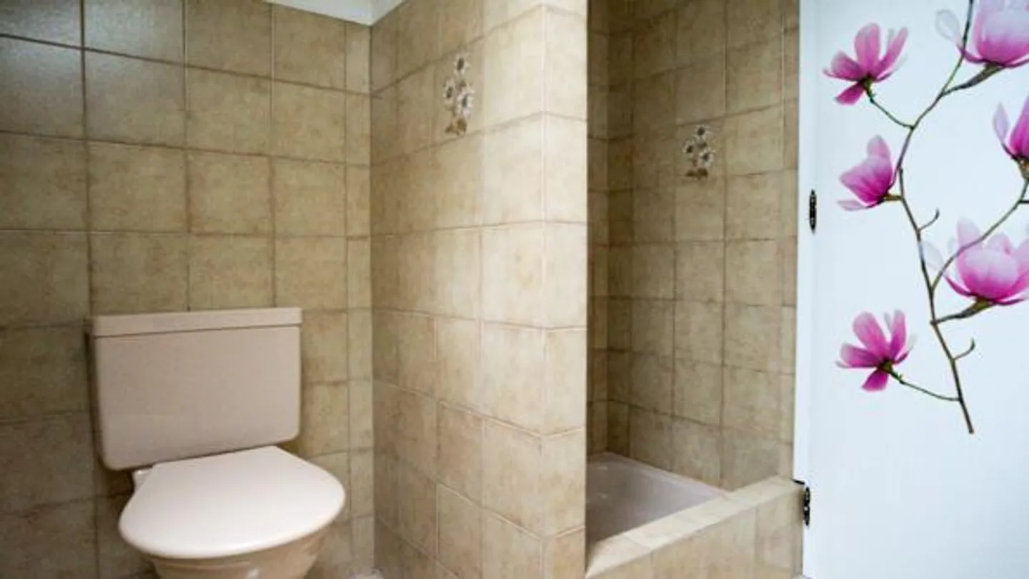 Appartamento mansardato spazioso di 2,5 stanze in centro con grande balcone esposto a sud - Foto 9 di 17