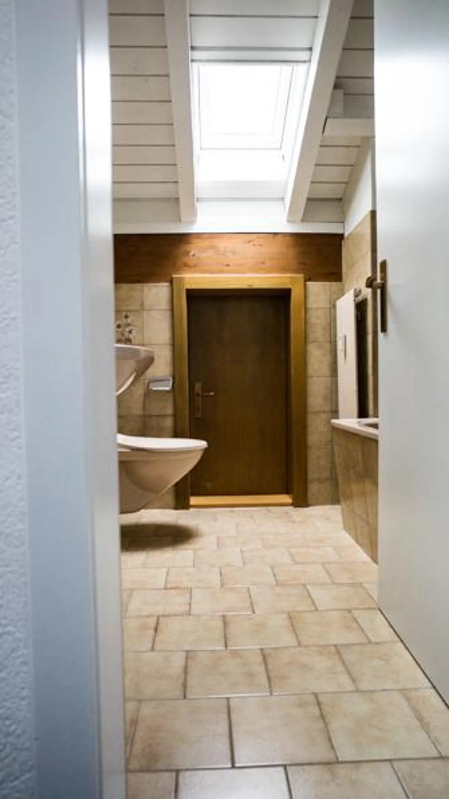 Appartamento mansardato spazioso di 2,5 stanze in centro con grande balcone esposto a sud - Foto 10 di 17