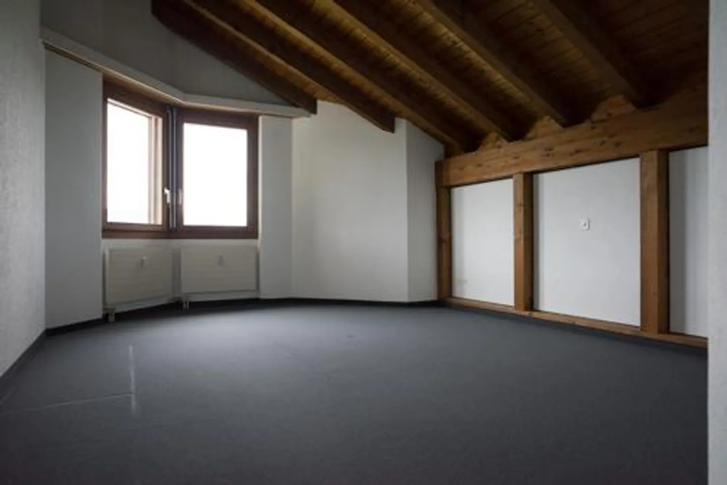 Appartamento mansardato spazioso di 2,5 stanze in centro con grande balcone esposto a sud - Foto 11 di 17