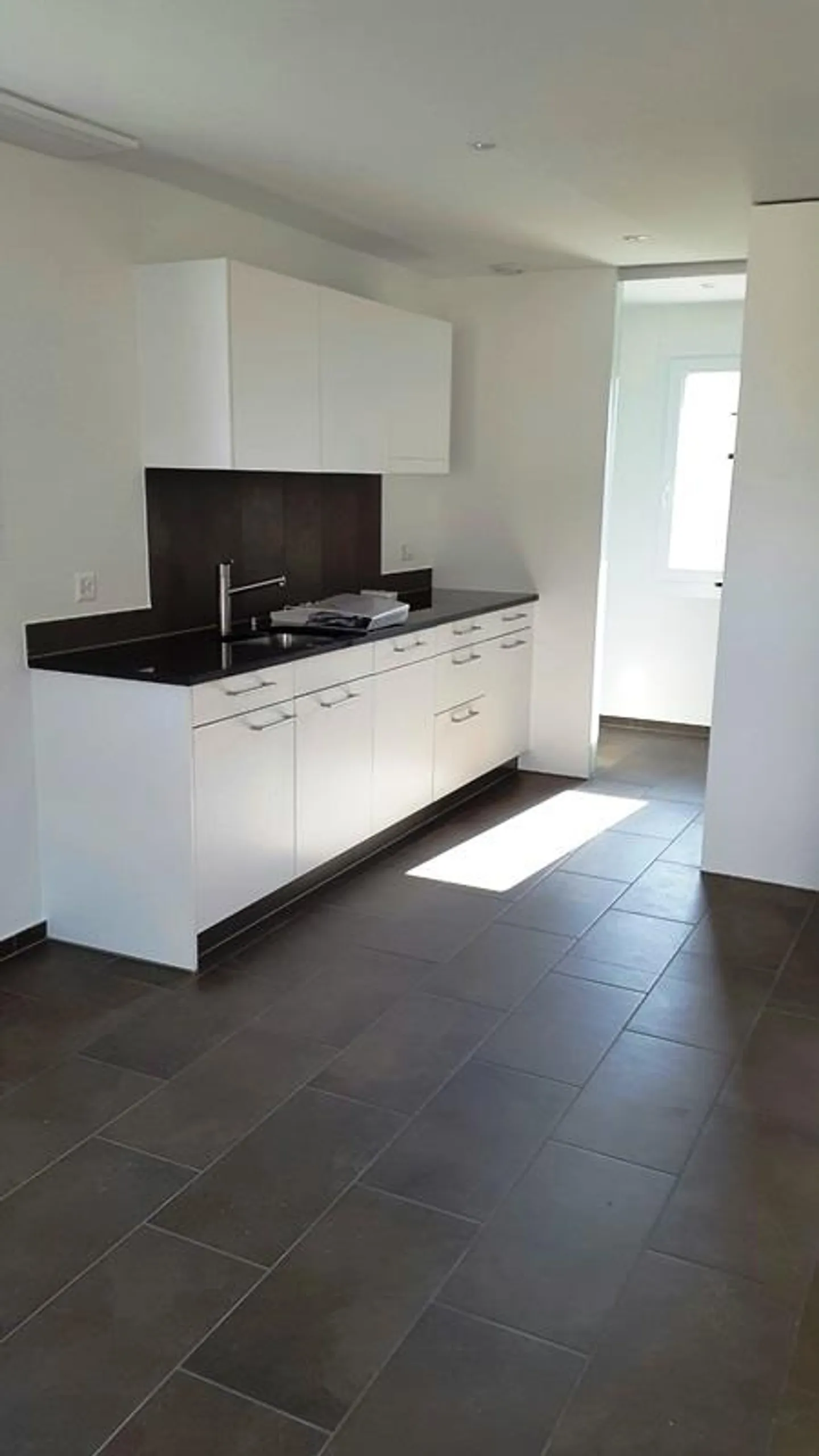 Moderno appartamento di 3,5 stanze con torre di lavaggio privata e balcone - Foto 2 di 7