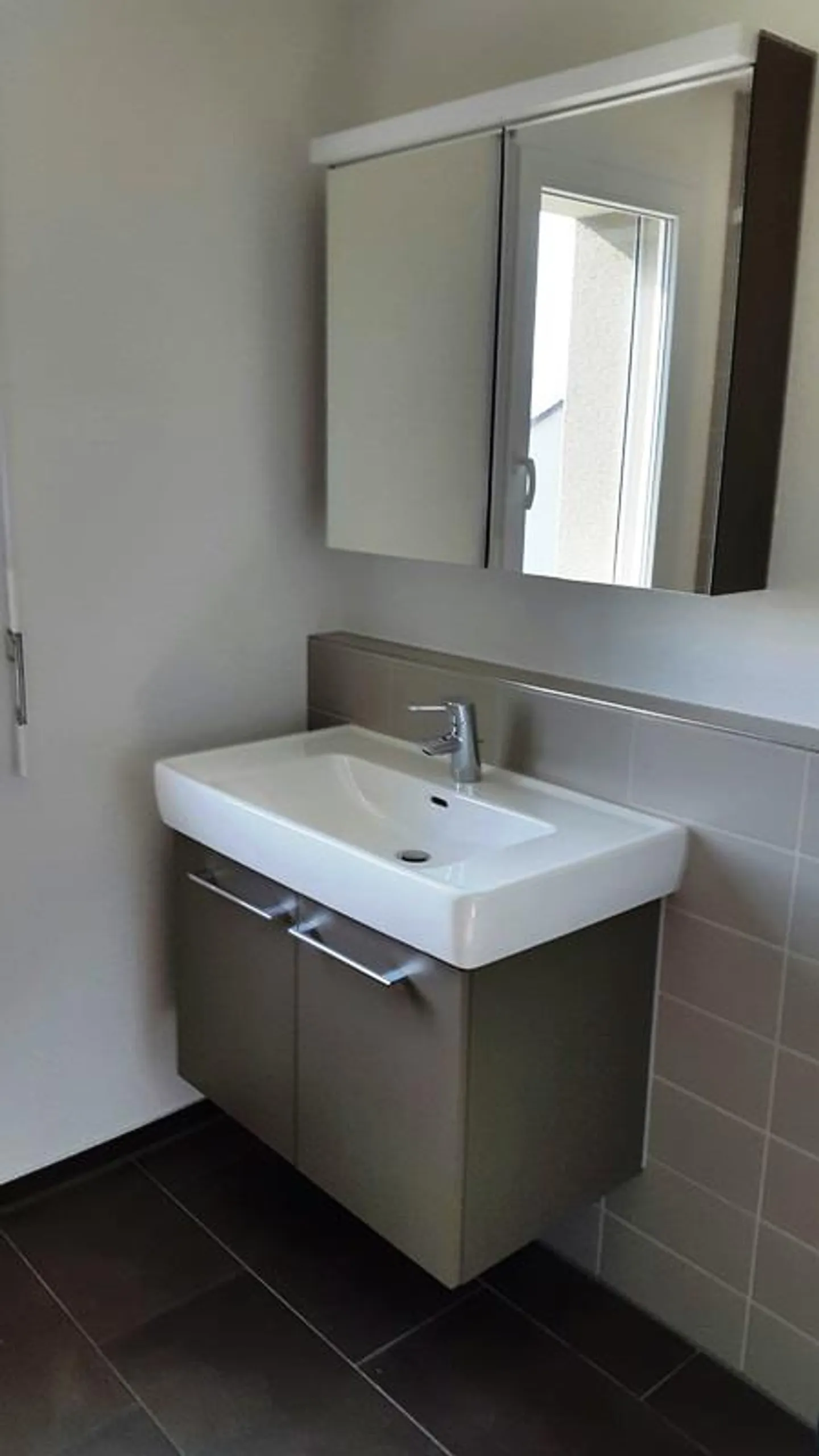 Moderno appartamento di 3,5 stanze con torre di lavaggio privata e balcone - Foto 3 di 7