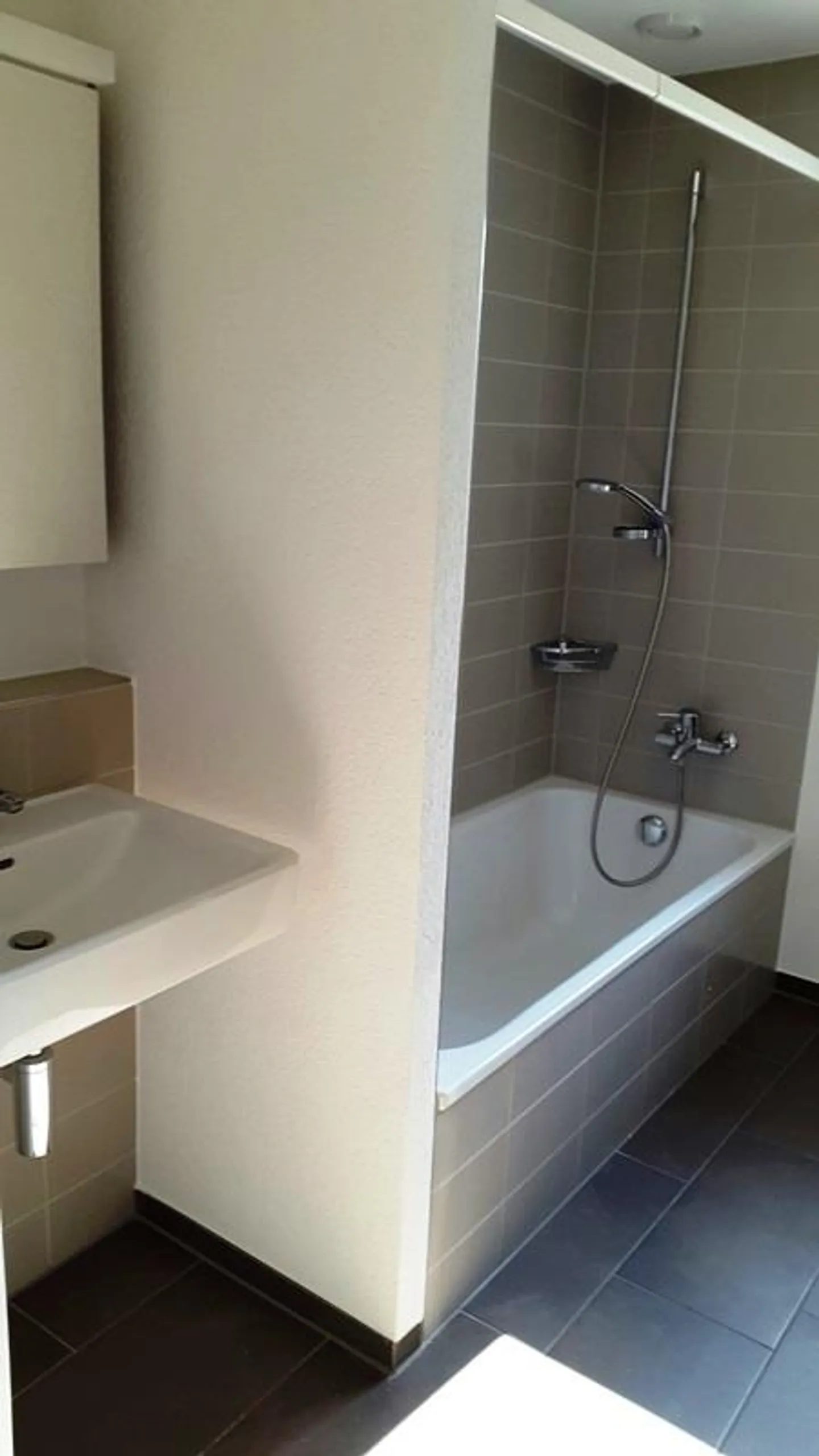 Moderno appartamento di 3,5 stanze con torre di lavaggio privata e balcone - Foto 4 di 7