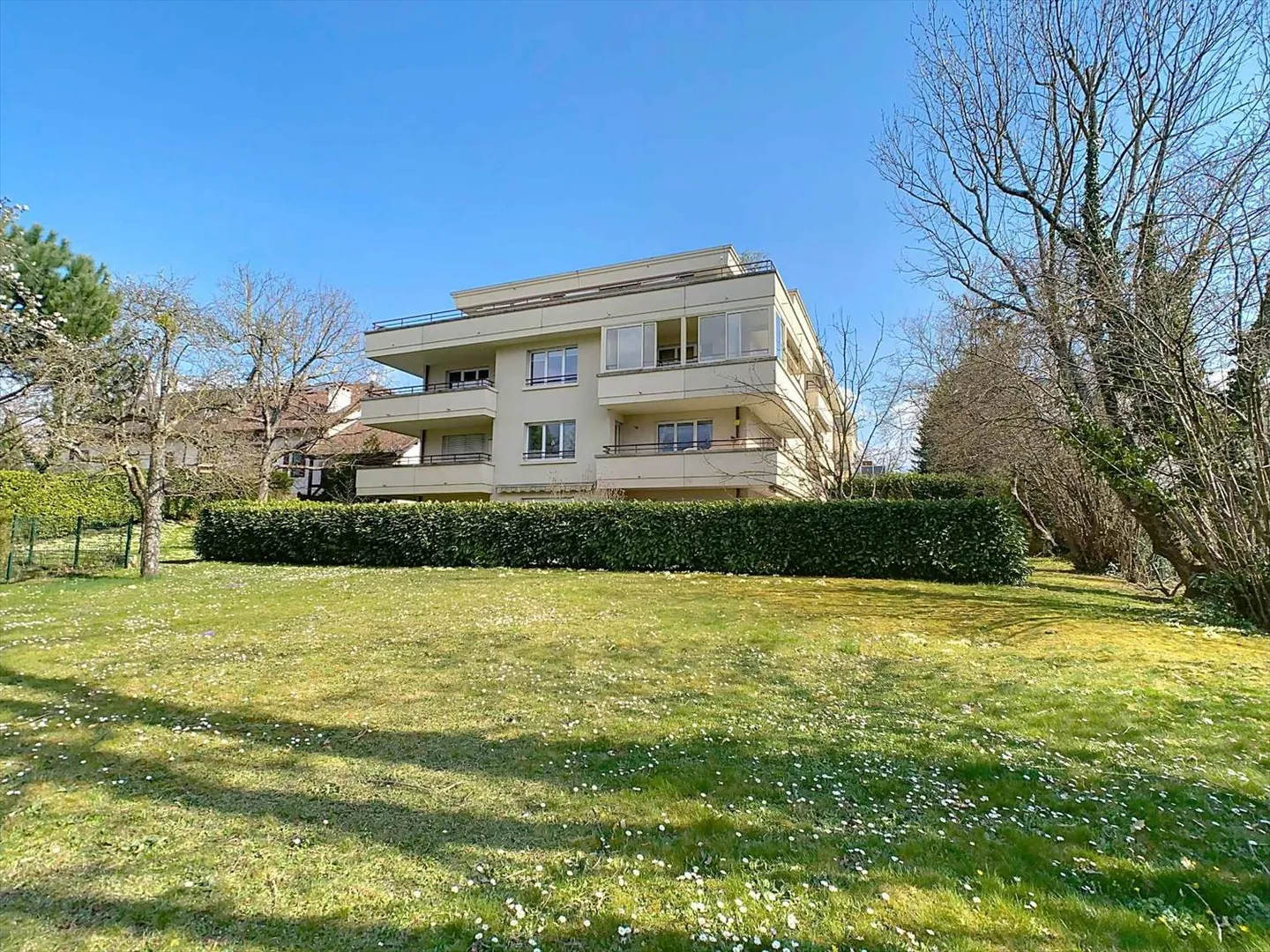 Appartamento 4 locali affascinante nel cuore del villaggio in una residenza con grande giardino - Foto 7 di 10