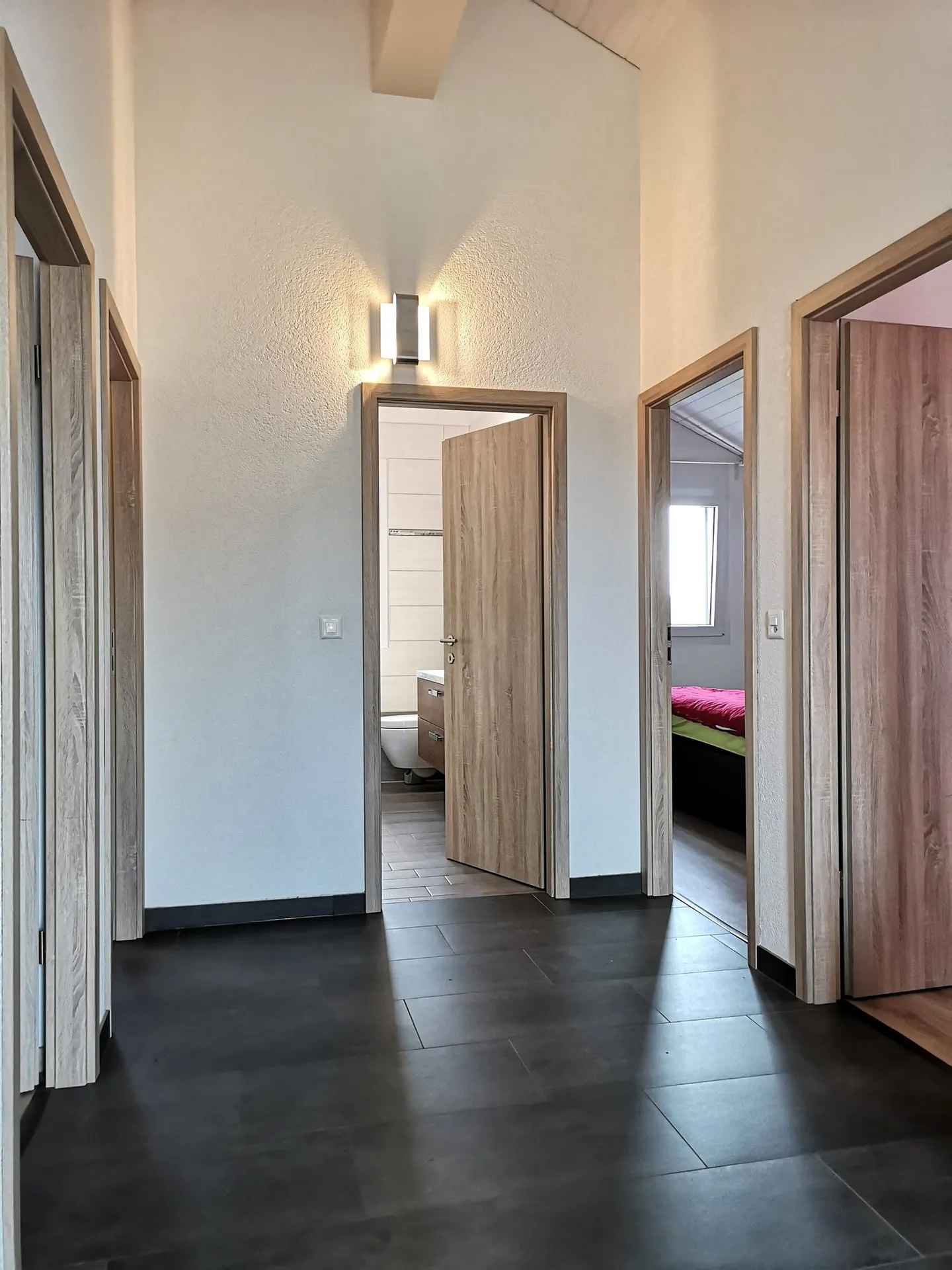 Grande maison bien entretenue de 2016, 6,5 pièces, double garage, terrasse, vue - Photo 20 sur 31