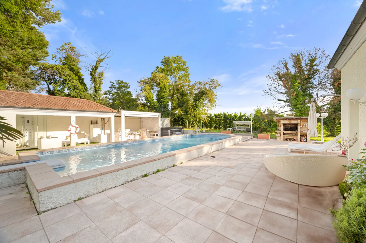 Elegante Casa Familiare con Parco - Foto 4 di 13