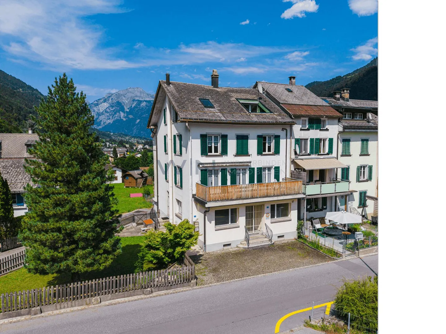 Geräumiges Zweifamilienhaus - Foto 1 von 7