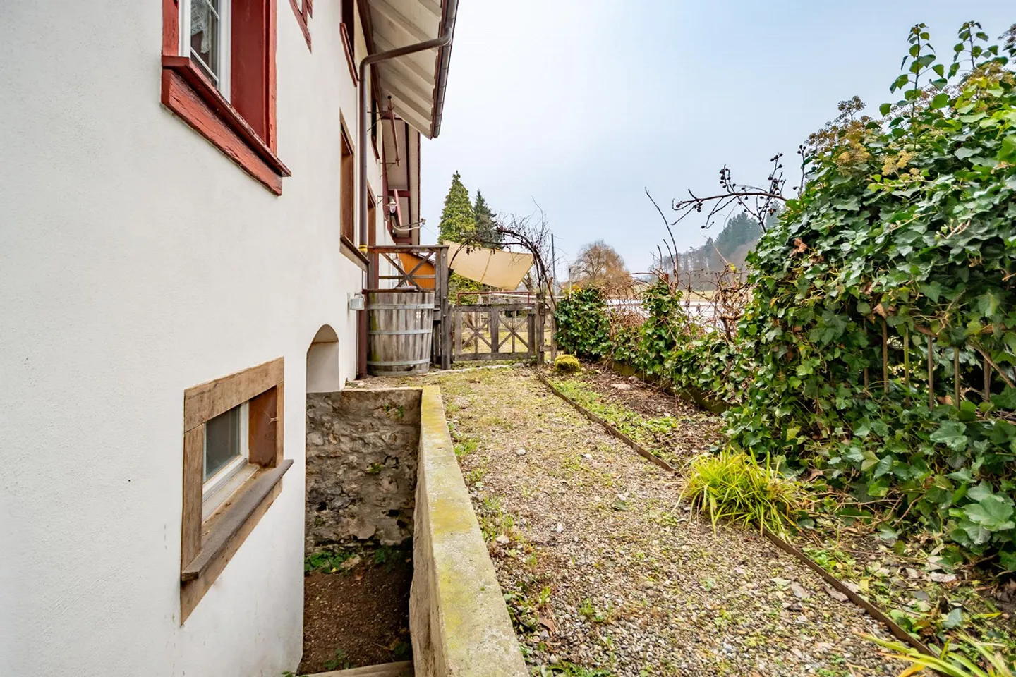 Kompaktes Bauernhaus mit Stall und Schopf - Foto 3 von 23