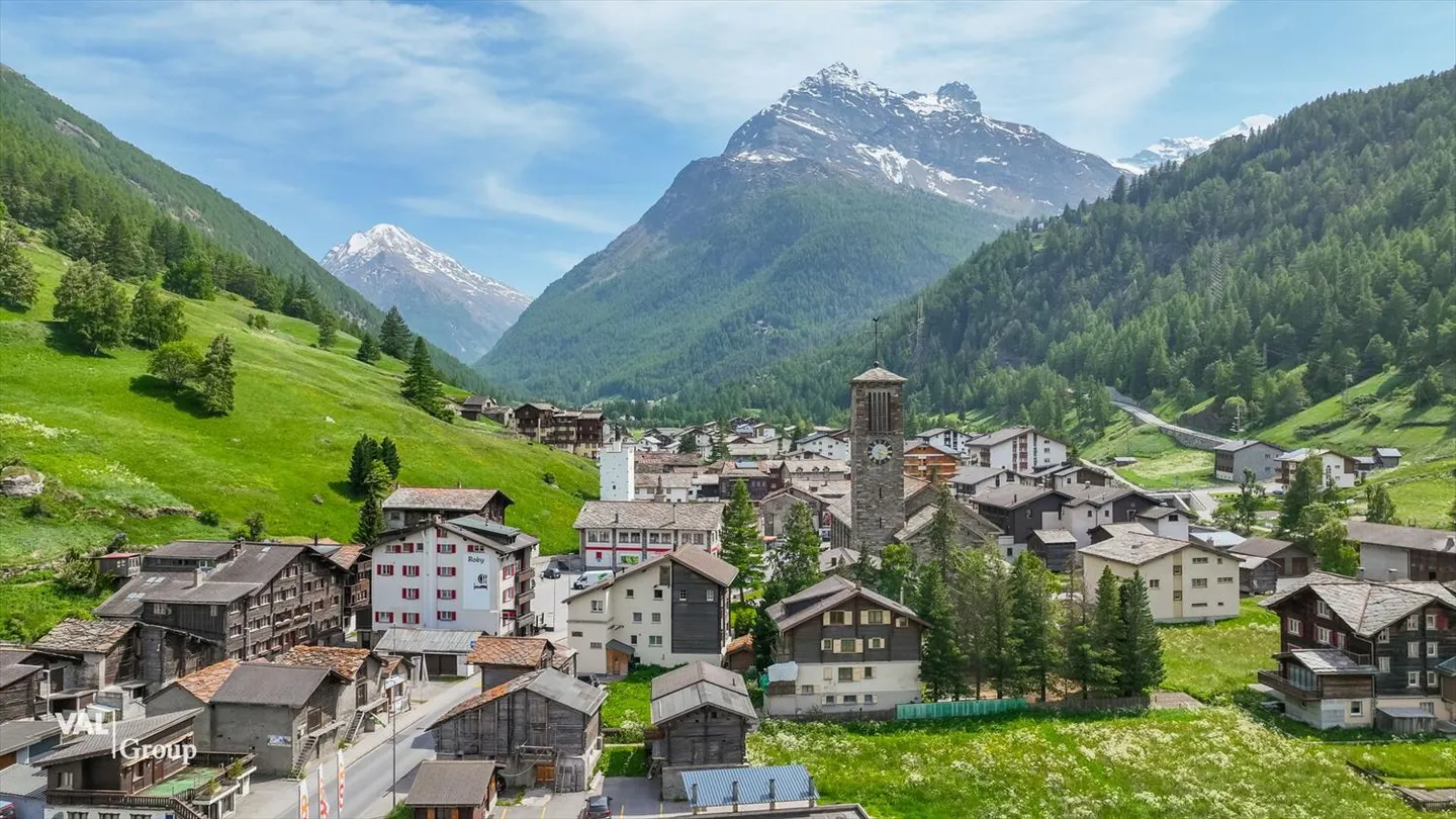 Opportunité d'investissement au cœur de la vallée de Saas - Hôtel ou résidences secondaires approuvées à Saas-Grund - Photo 2 sur 13