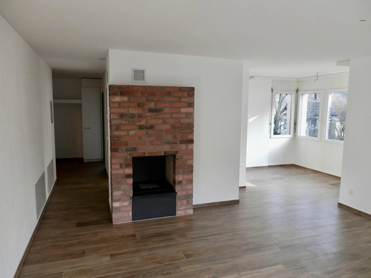 Appartamento 4.5 stanze appena ristrutturato con balcone, camino e garage sotterraneo - Foto 2 di 15
