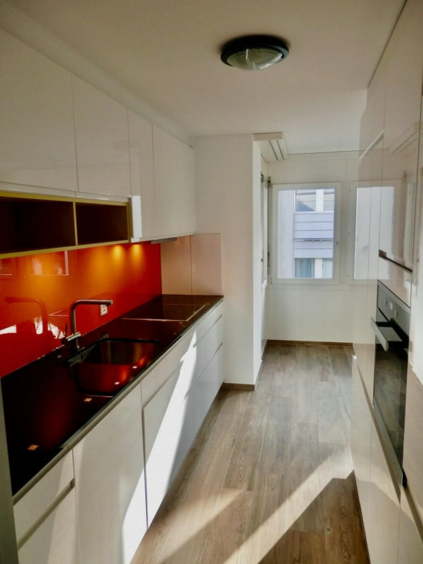 Appartamento 4.5 stanze appena ristrutturato con balcone, camino e garage sotterraneo - Foto 3 di 15
