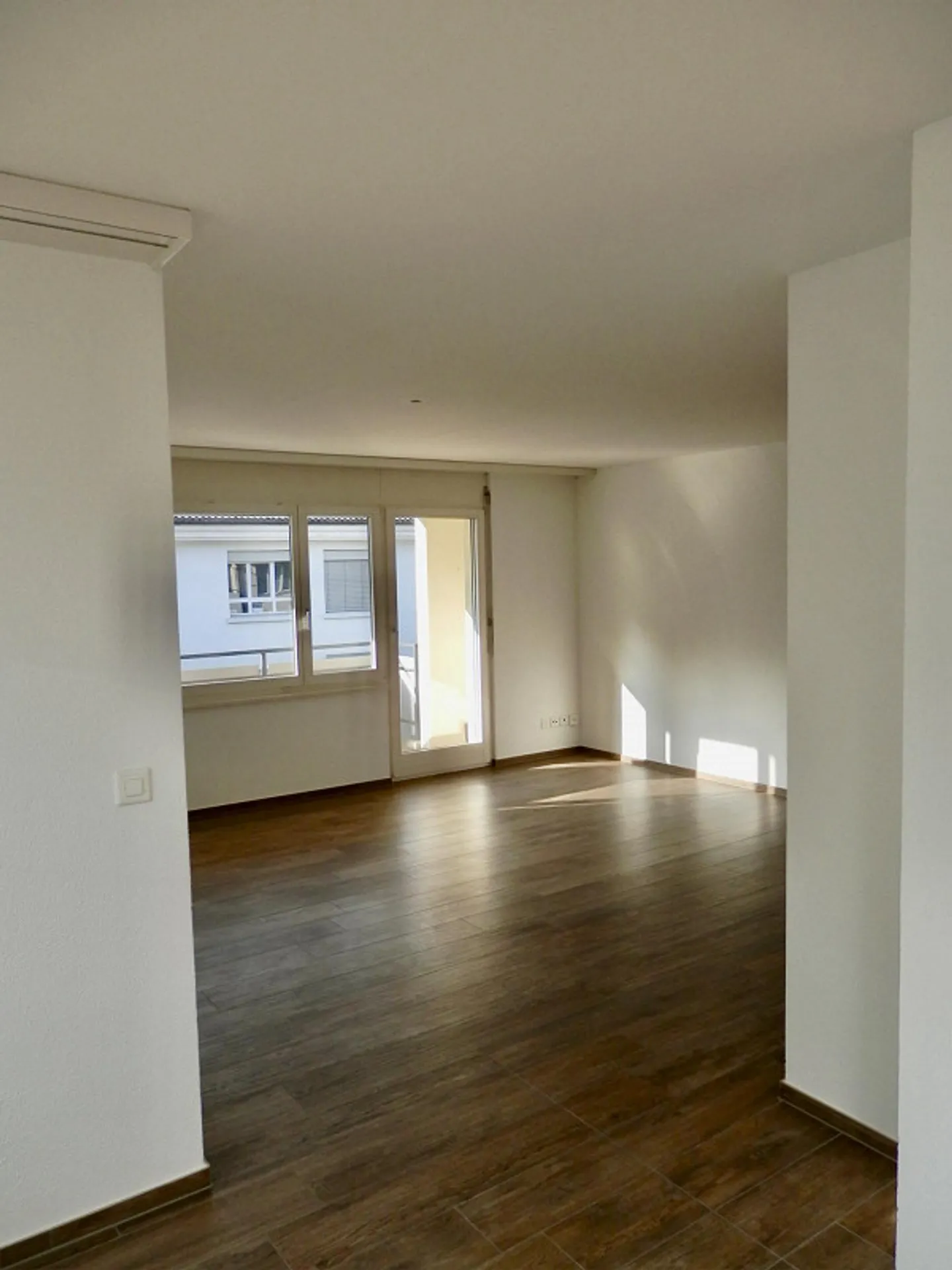Appartamento 4.5 stanze appena ristrutturato con balcone, camino e garage sotterraneo - Foto 4 di 15