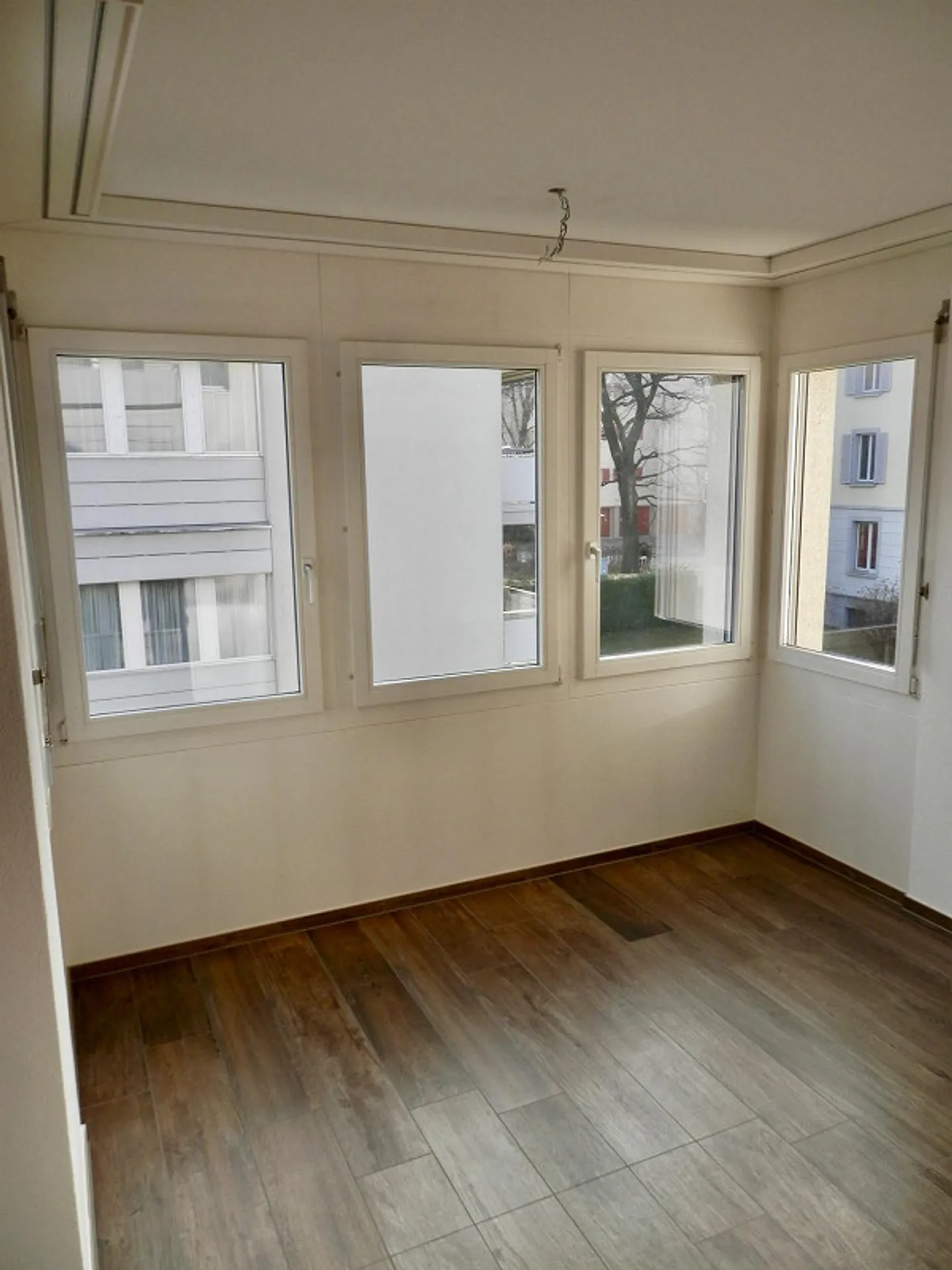 Appartamento 4.5 stanze appena ristrutturato con balcone, camino e garage sotterraneo - Foto 5 di 15