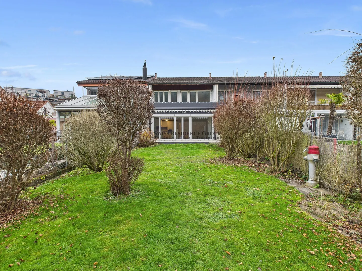 Bijou de jardin en emplacement privilégié : maison de ville de 5,5 pièces avec oasis verte privée - Photo 1 sur 20