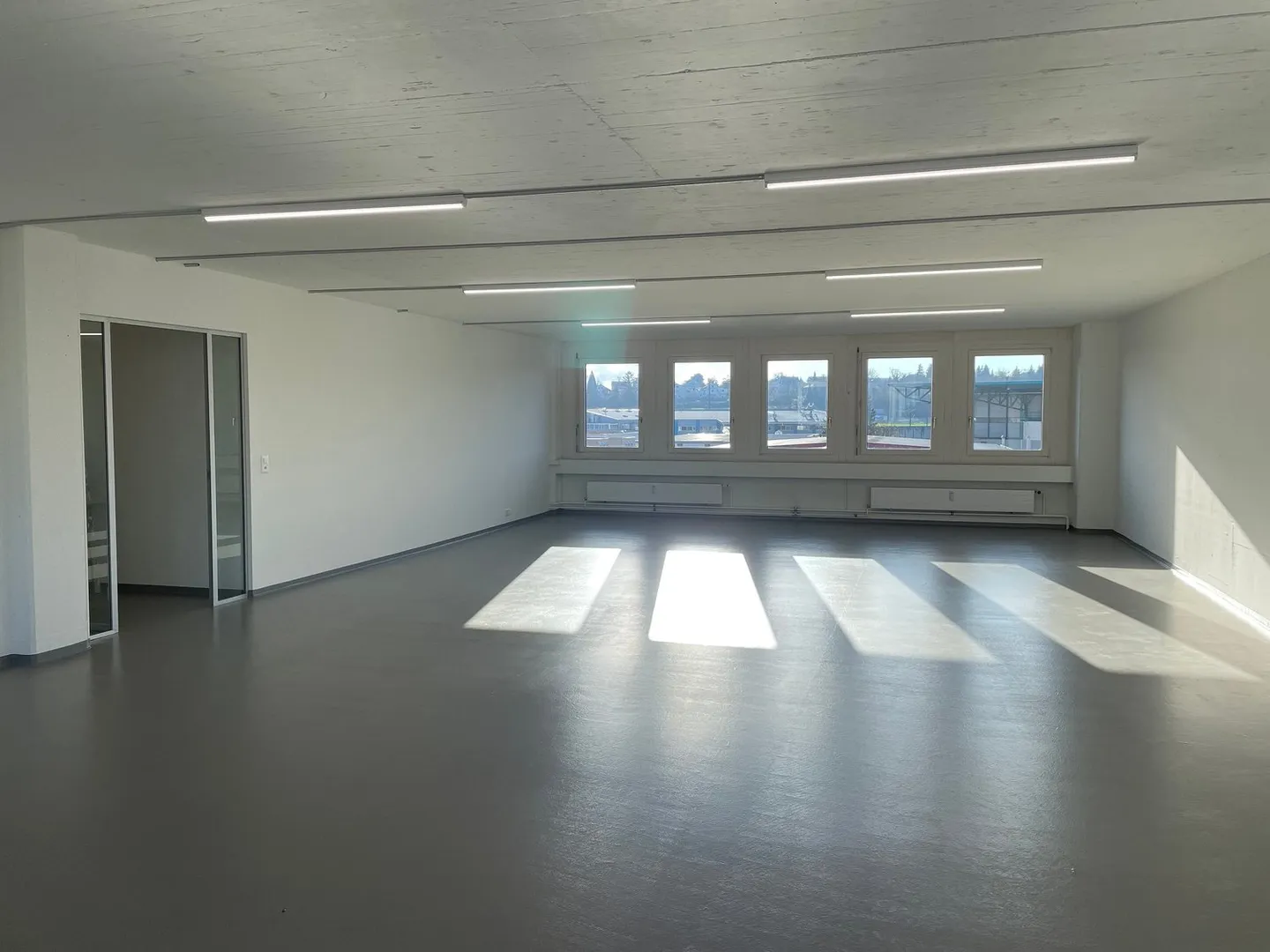 Office space for rent - Photo 1 of 7