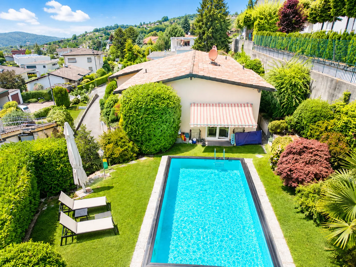An Oasis of Tranquility: Villa with Pool and Panoramic View - Photo 2 of 20