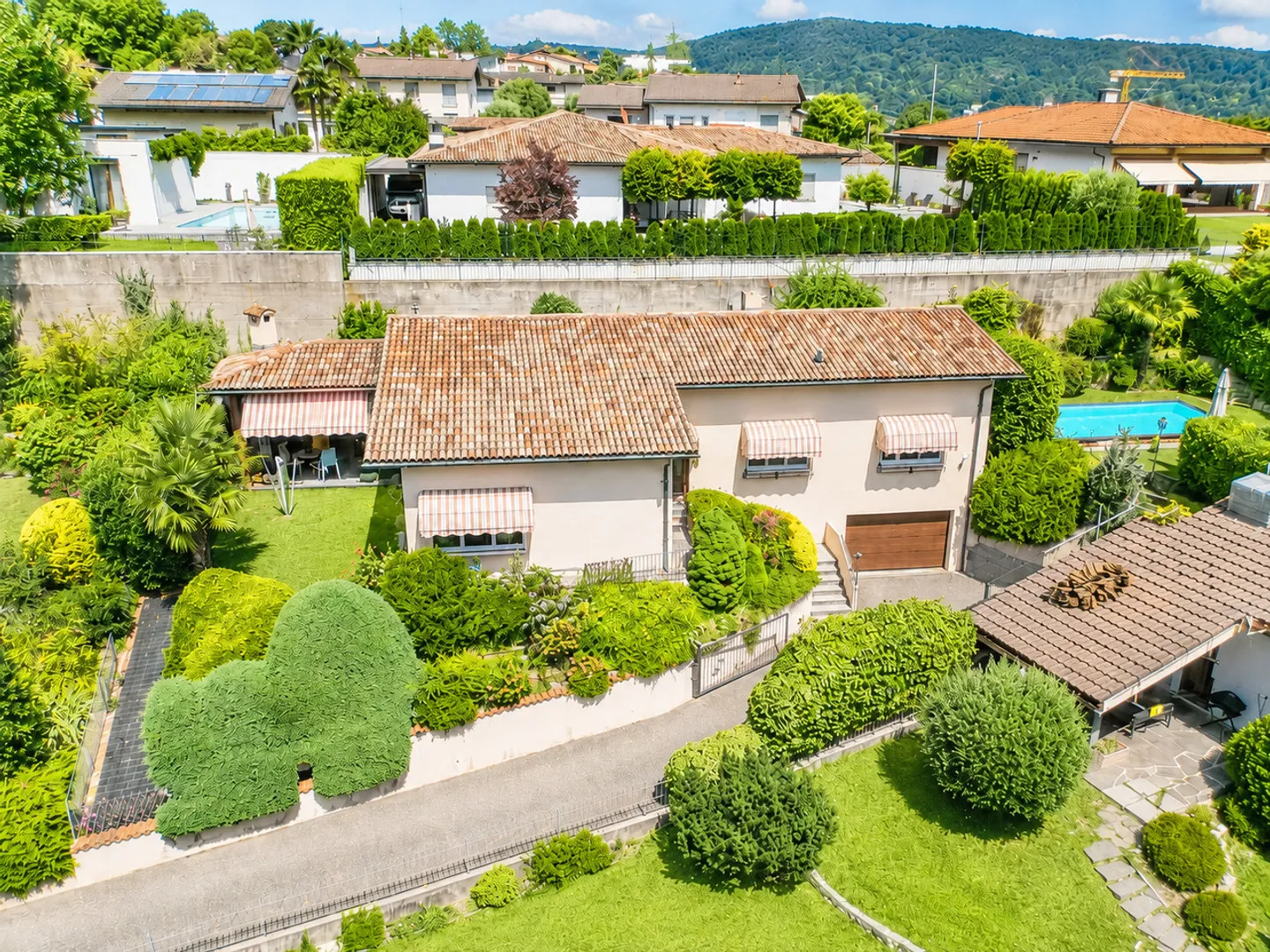An Oasis of Tranquility: Villa with Pool and Panoramic View - Photo 3 of 20
