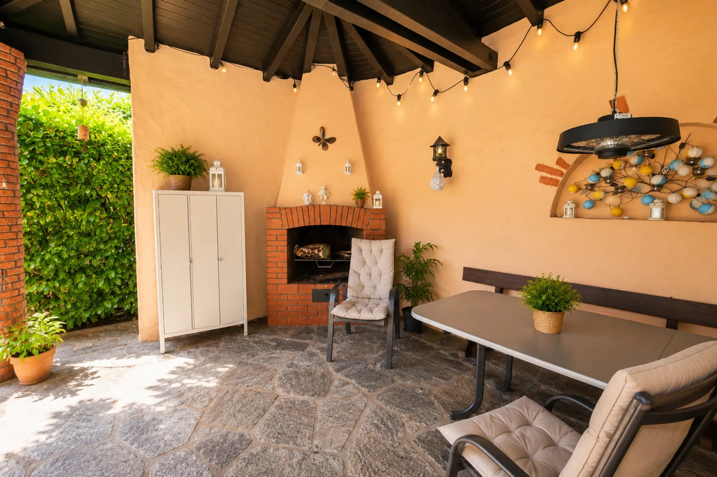An Oasis of Tranquility: Villa with Pool and Panoramic View - Photo 7 of 20