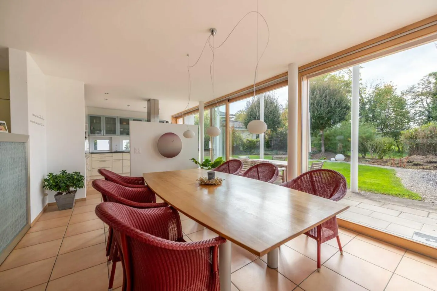 Zeitlose Architektur mit Stil - Grosszügiges Einfamilienhaus mit Na... - Foto 2 von 30