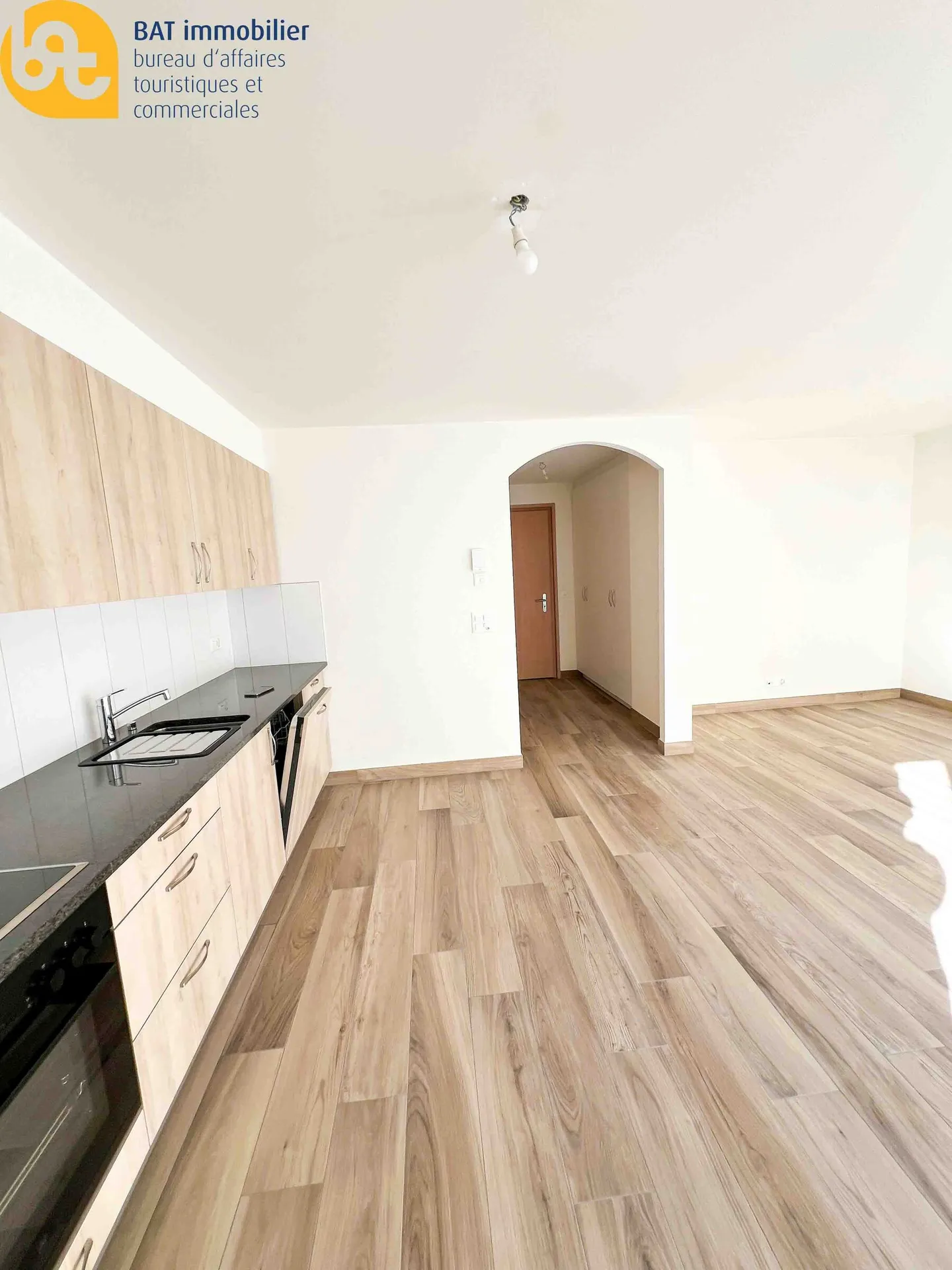 2.5-room apartment in Saxon - Photo 2 of 9