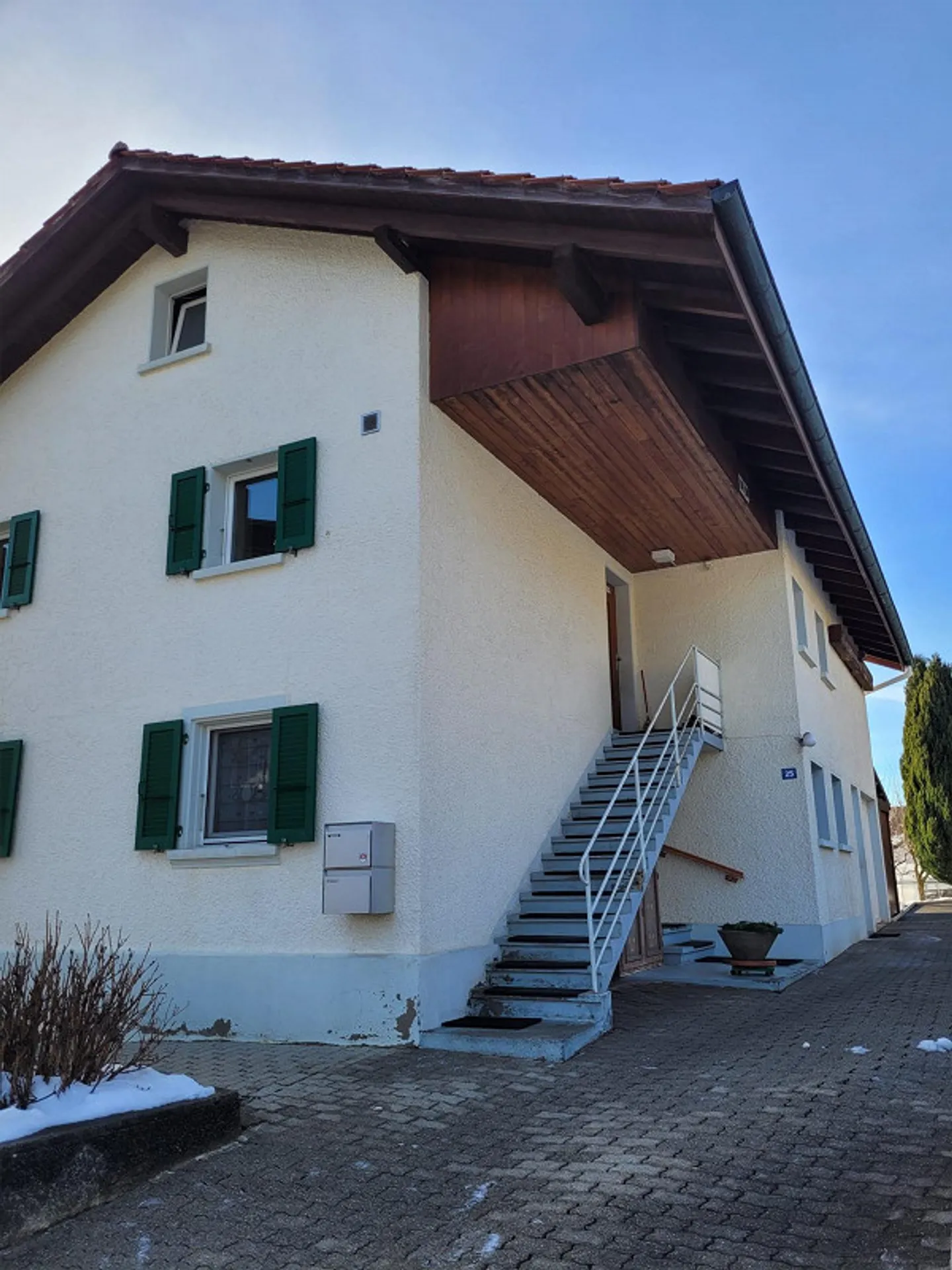 Ampio appartamento di 4 stanze in una casa bifamiliare - Foto 1 di 9