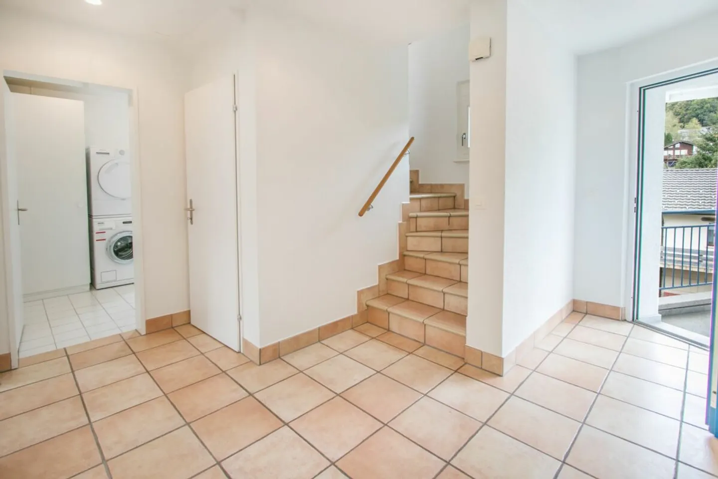 Appartement en duplex de 5,5 pièces avec deux balcons et un box de garage - Photo 3 sur 17