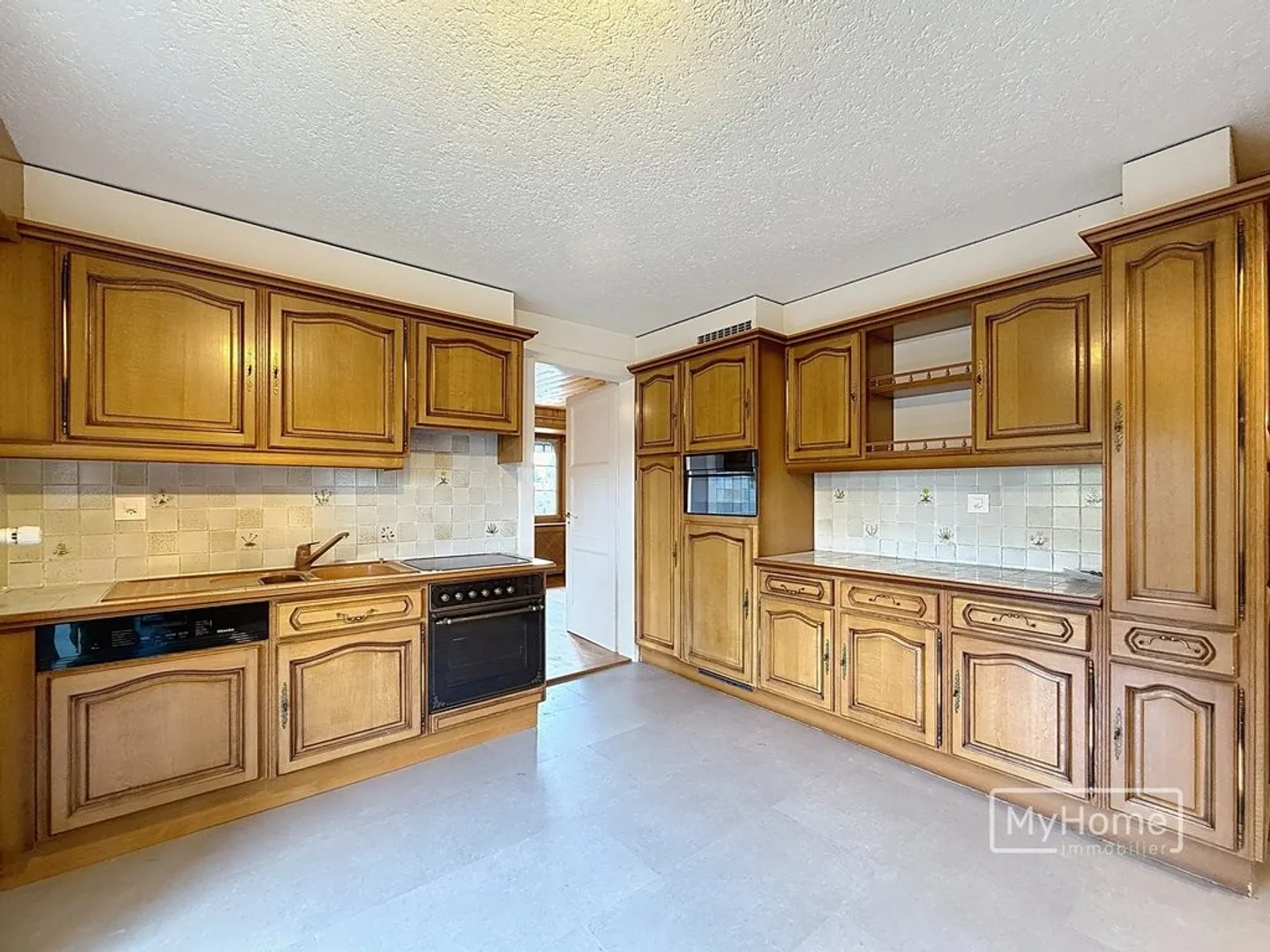 Large 4.5-room apartment on the 1st floor - Photo 5 of 9