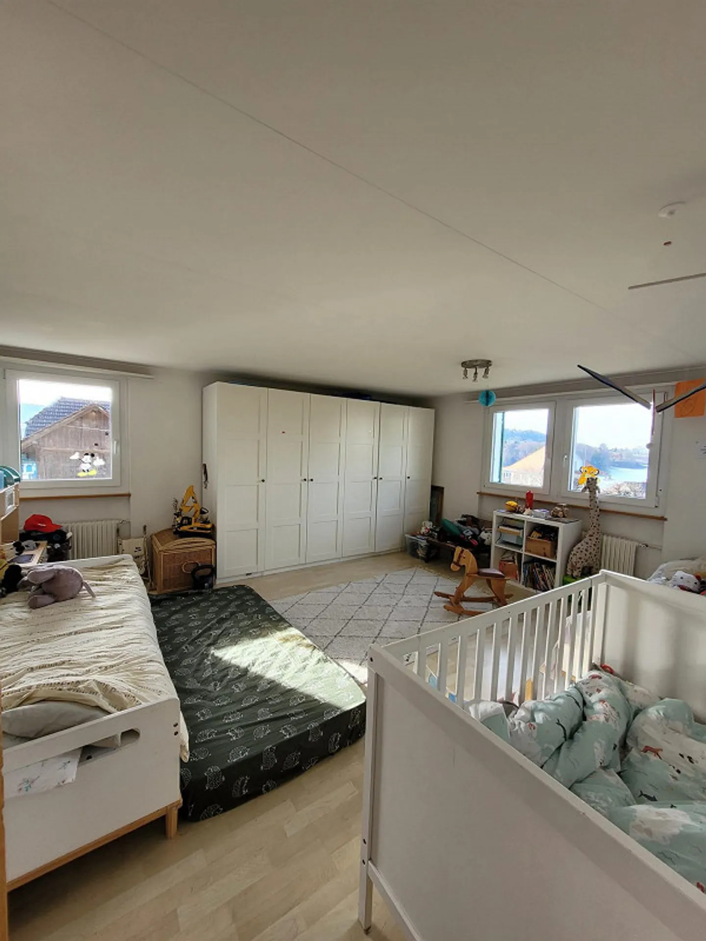 Ampio appartamento di 4 stanze in una casa bifamiliare - Foto 3 di 9