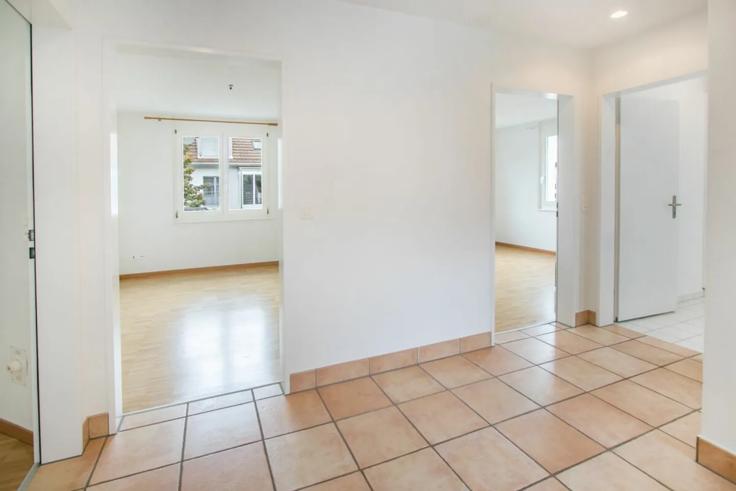 Appartement en duplex de 5,5 pièces avec deux balcons et un box de garage - Photo 4 sur 17