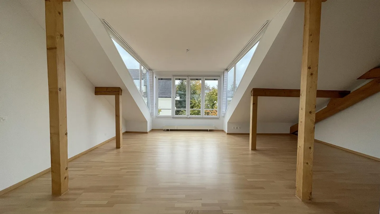 3.5-Room Attic Apartment - Photo 3 of 11