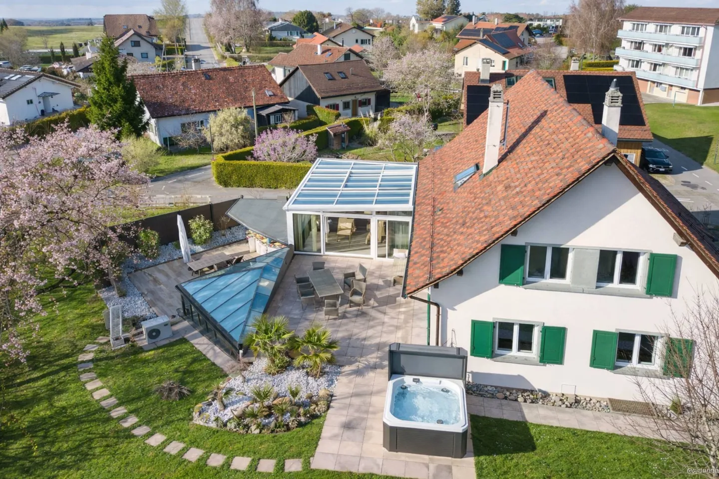 Elegante Familienvilla mit Innenpool, Sauna und Hammam - Foto 1 von 13