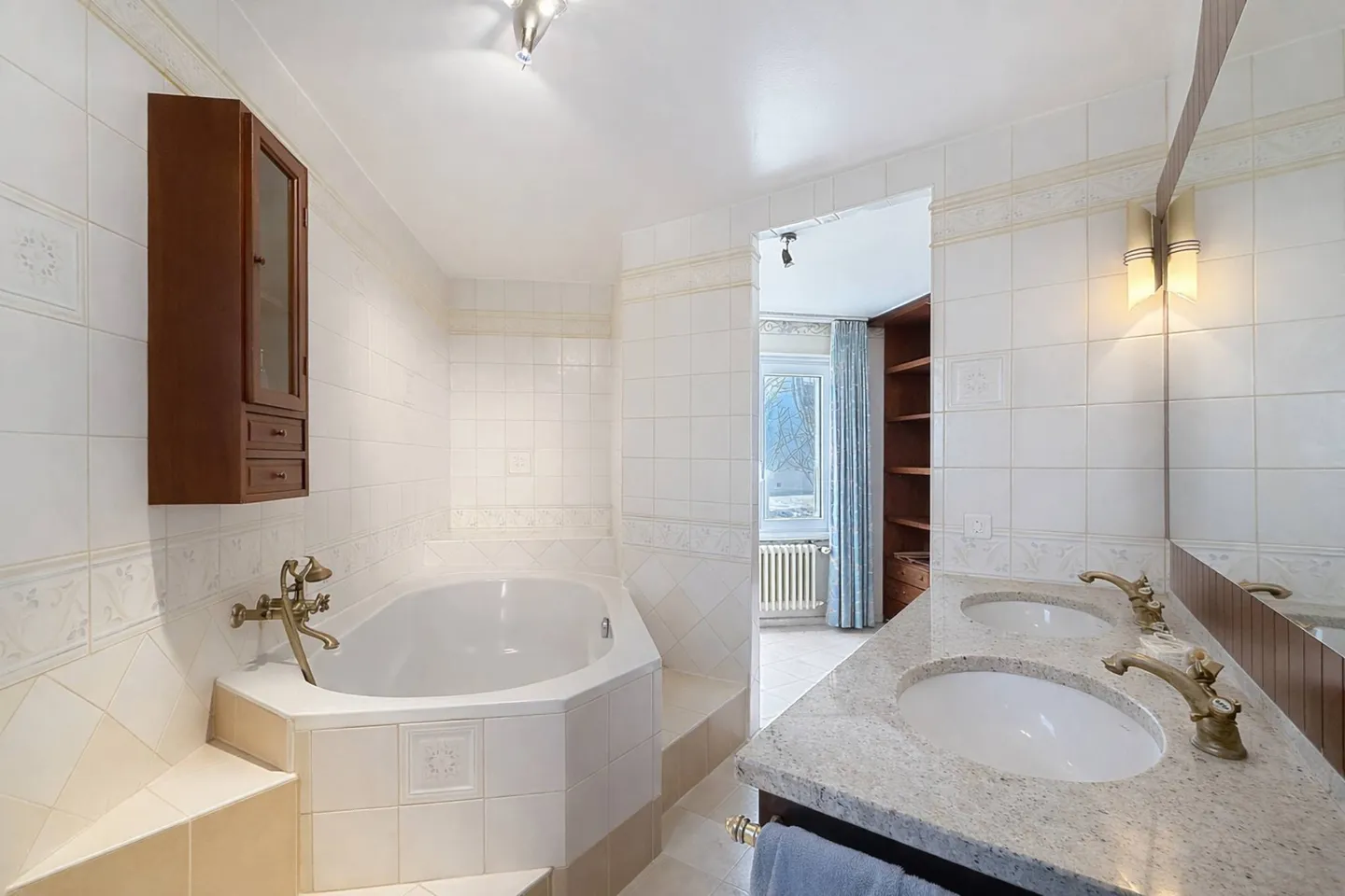 Elegante Familienvilla mit Innenpool, Sauna und Hammam - Foto 5 von 13