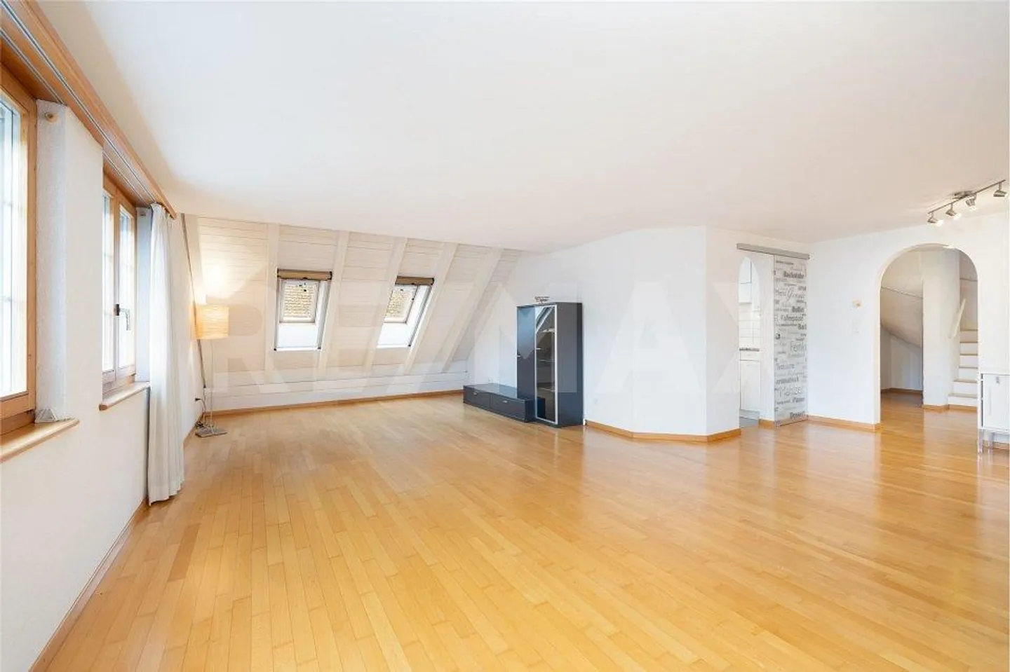Maisonette con architettura unica e spazi abitativi versatili - Foto 2 di 13