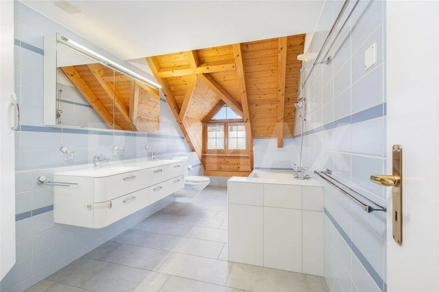 Maisonette con architettura unica e spazi abitativi versatili - Foto 3 di 13