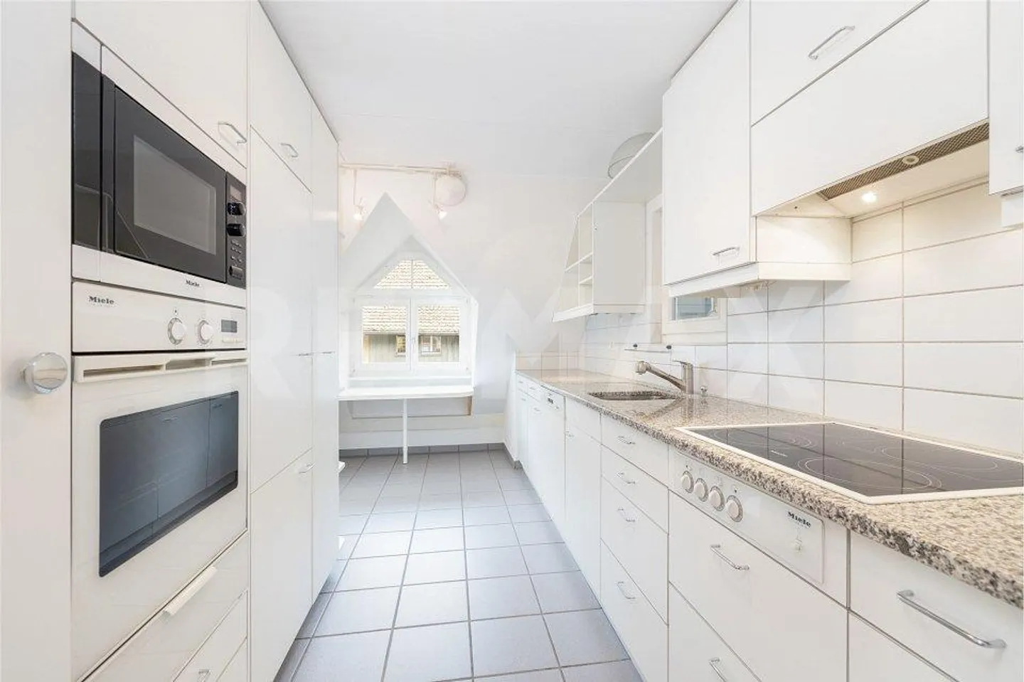 Maisonette con architettura unica e spazi abitativi versatili - Foto 5 di 13