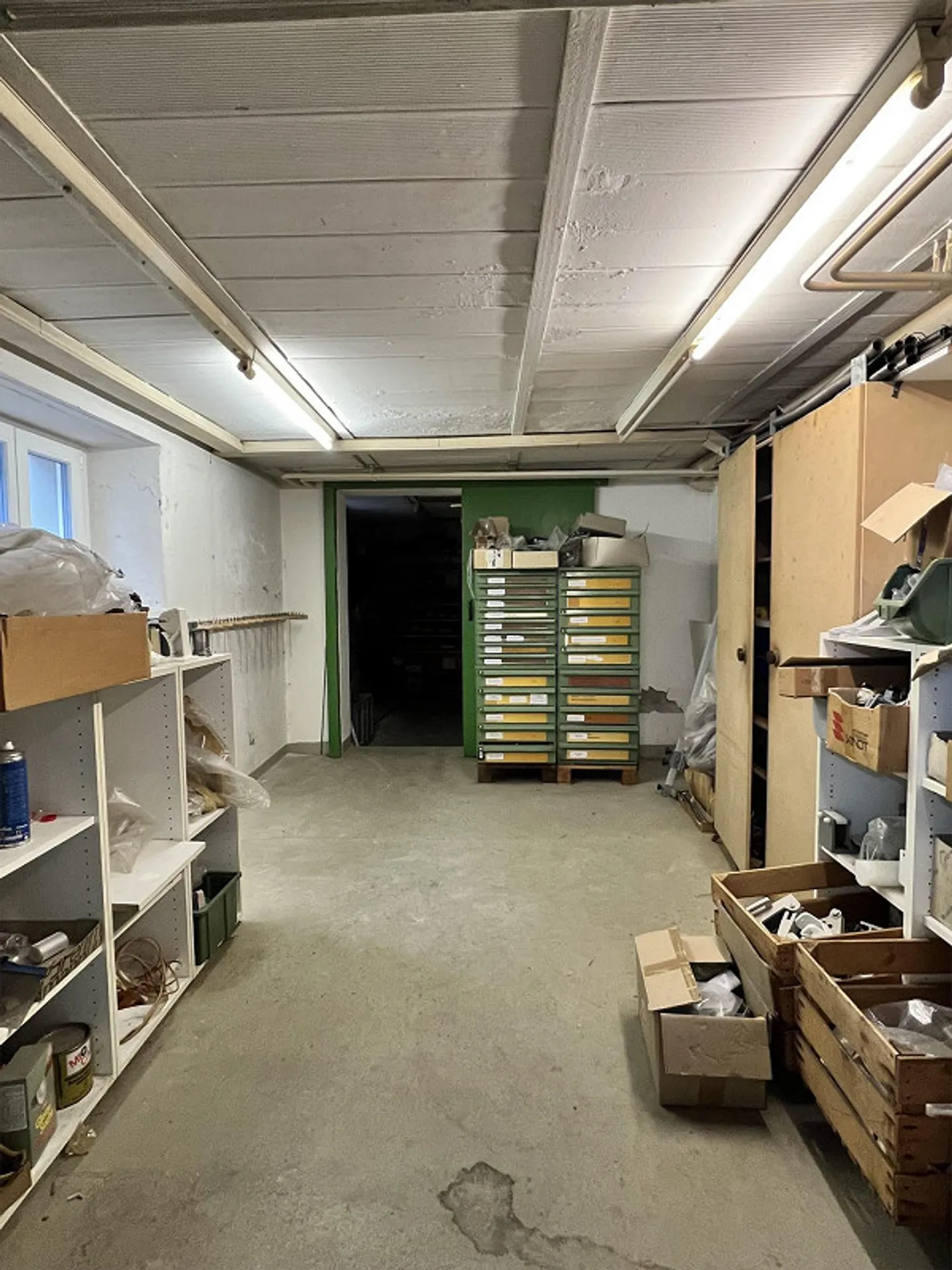 Spaziosi locali officina e magazzino con ufficio in posizione centrale - Foto 5 di 10