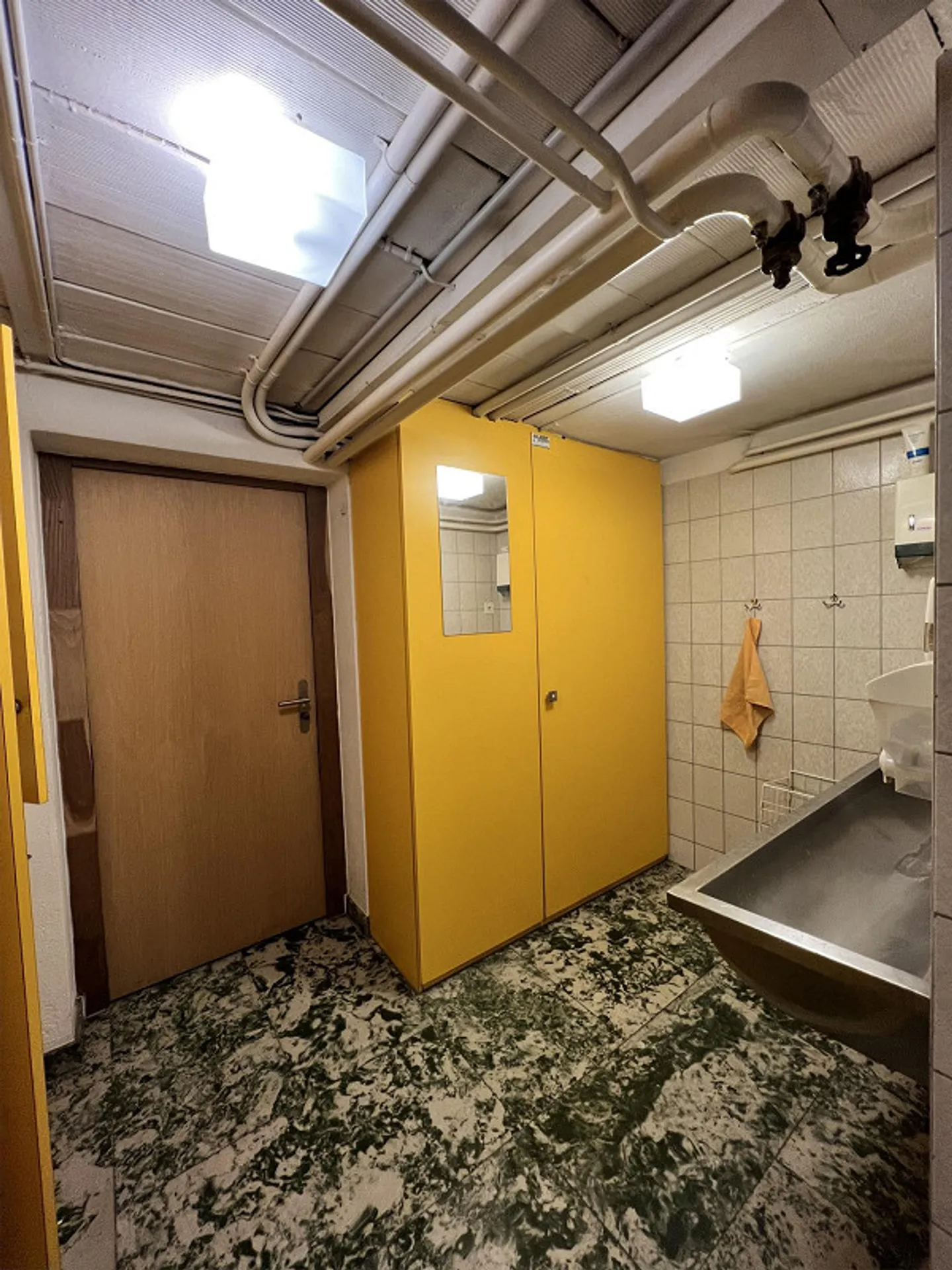 Spaziosi locali officina e magazzino con ufficio in posizione centrale - Foto 7 di 10