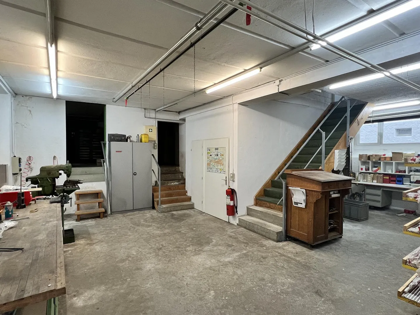 Spaziosi locali officina e magazzino con ufficio in posizione centrale - Foto 4 di 10