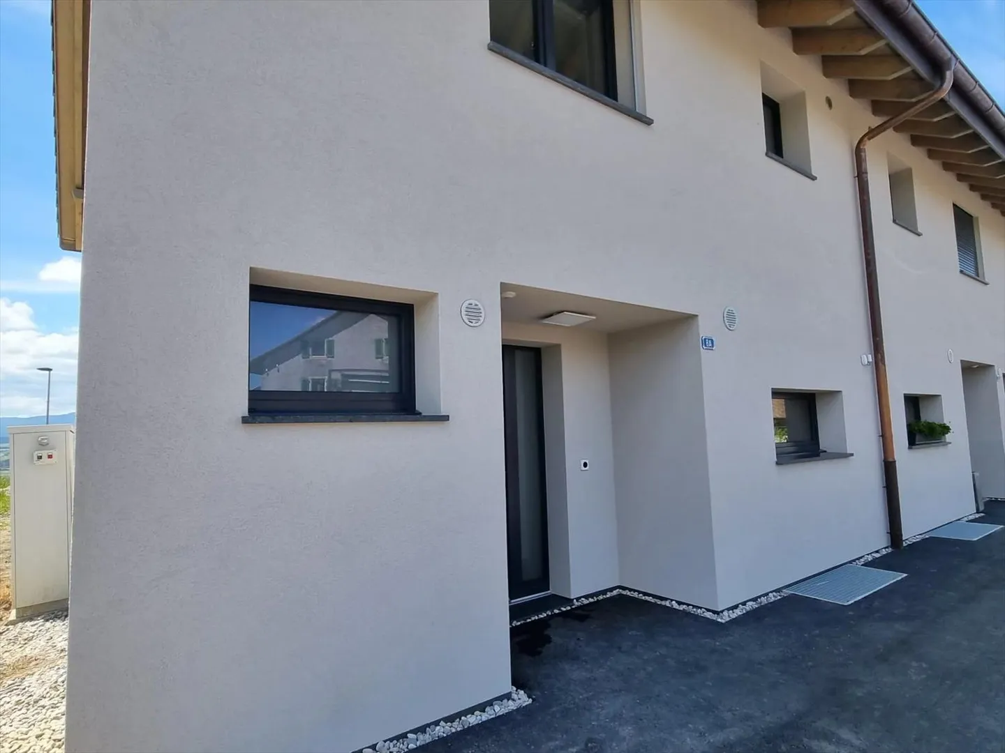 Neu gebautes Haus mit 5,5 Zimmern auf 3 Ebenen - Foto 1 von 11