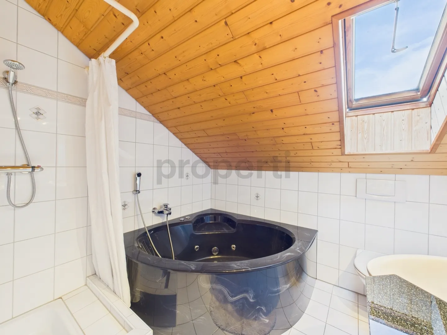 Charming 4-Room Penthouse in Fahrwangen - Photo 9 of 13