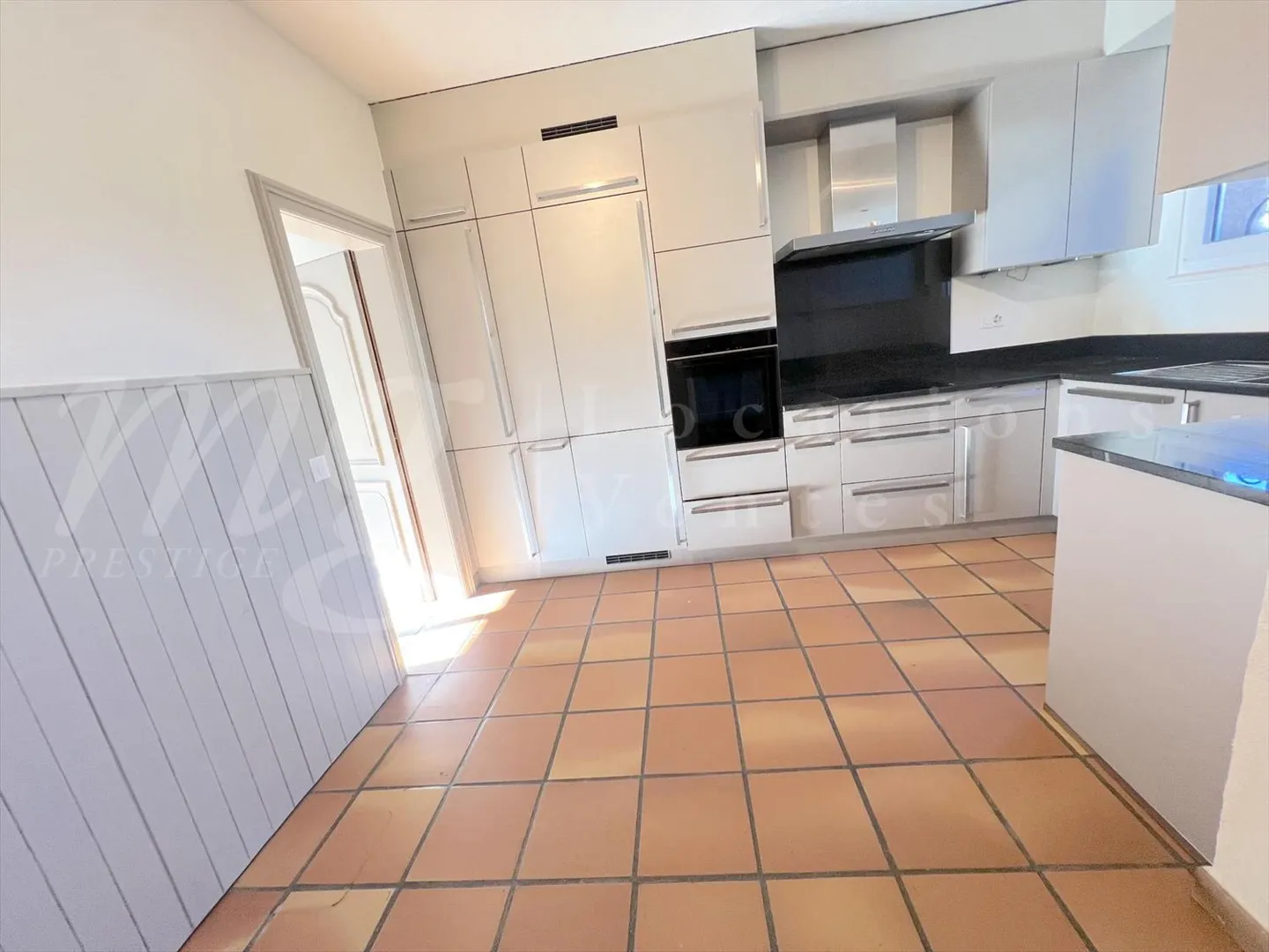 Exklusiv! SEHR GROSSES FAMILIENHAUS MIT 300 m2 NUTZFLÄCHE UND GARTEN - 5 c - Foto 6 von 13