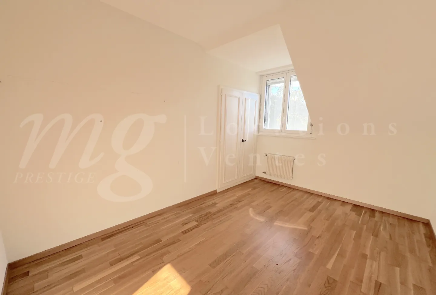 Exklusiv! SEHR GROSSES FAMILIENHAUS MIT 300 m2 NUTZFLÄCHE UND GARTEN - 5 c - Foto 10 von 13